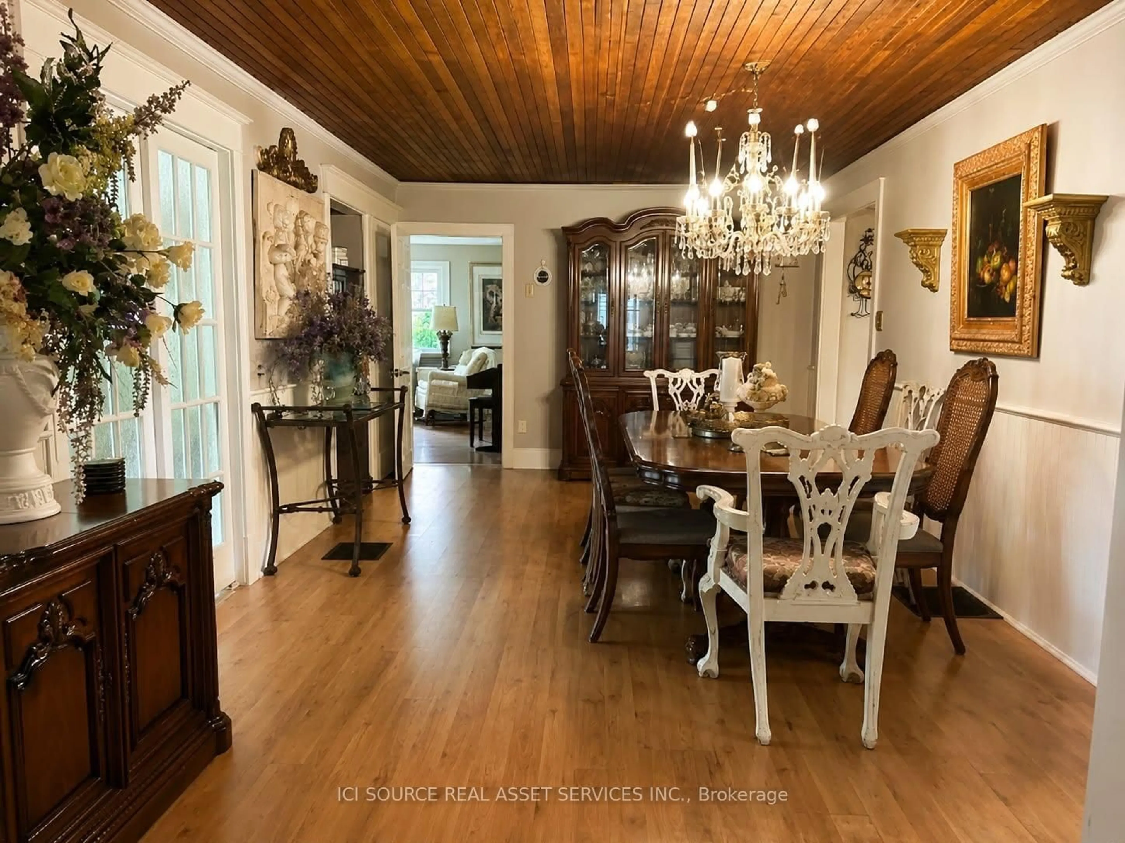 Dining room, wood/laminate floor for 2241 Four Mile Creek Rd, Niagara-on-the-Lake Ontario L0S 1J0