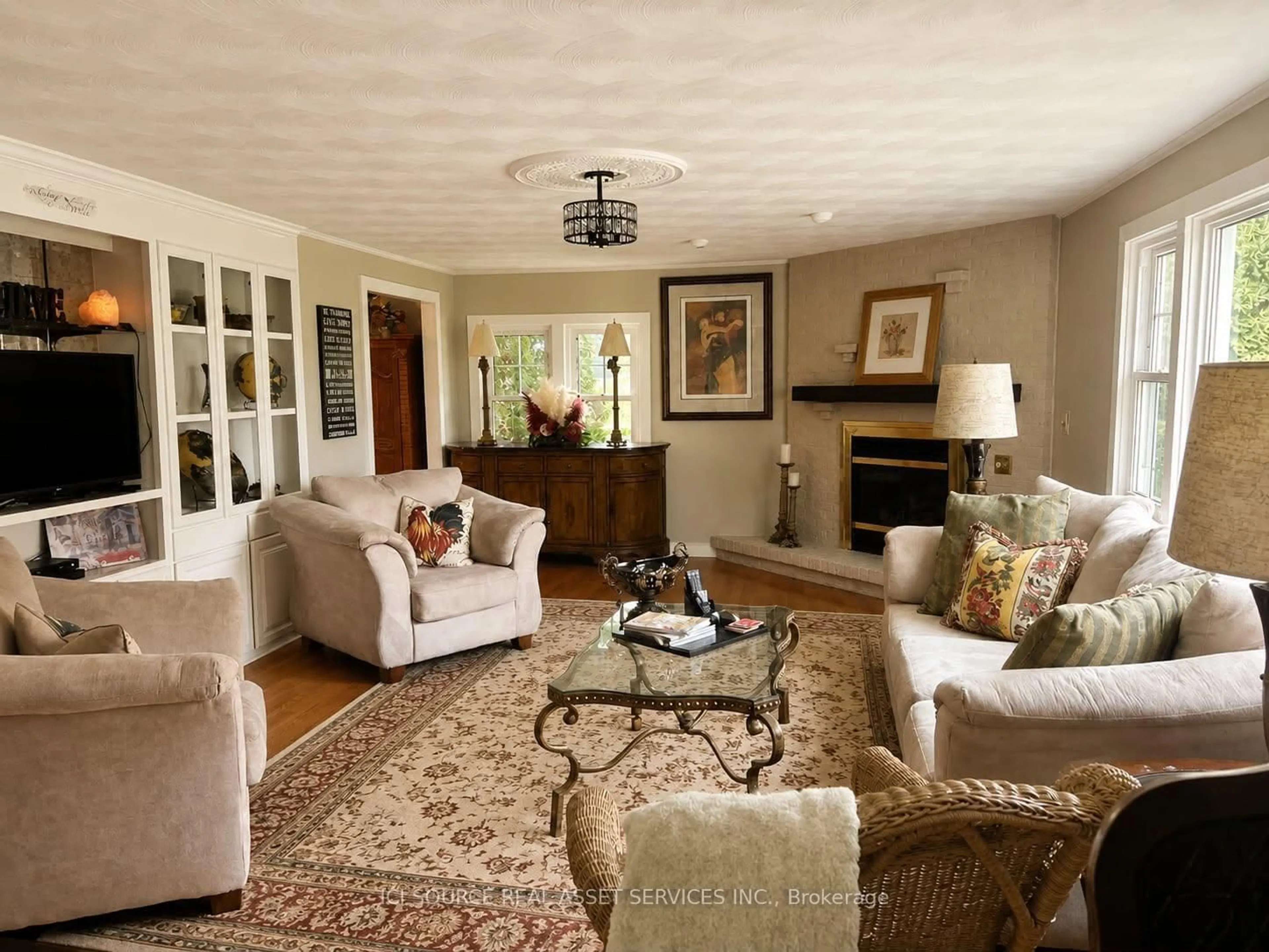 Living room with furniture, unknown for 2241 Four Mile Creek Rd, Niagara-on-the-Lake Ontario L0S 1J0