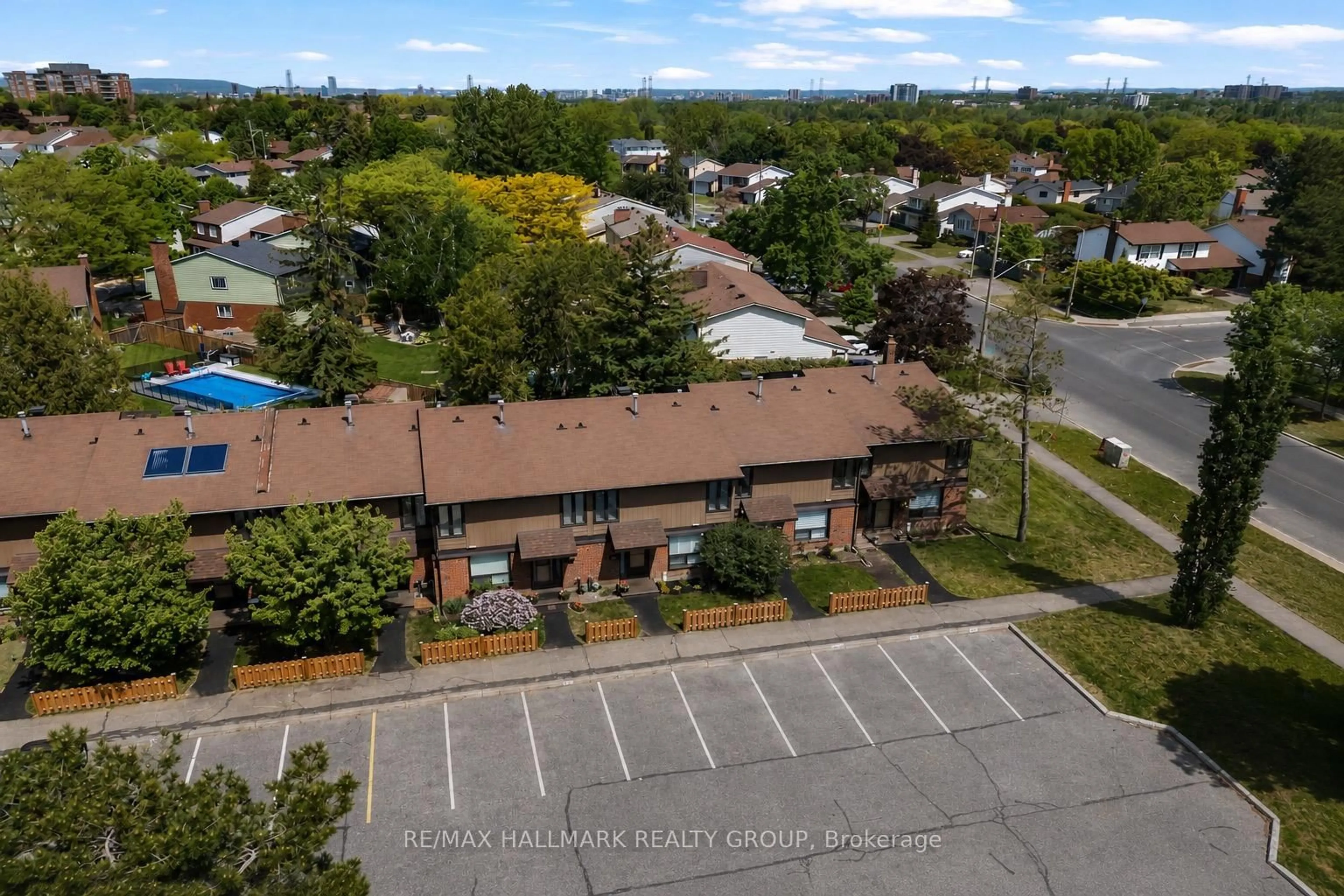 A pic from outside/outdoor area/front of a property/back of a property/a pic from drone, unknown for 890 Cahill Dr #41, Ottawa Ontario K1V 9A4