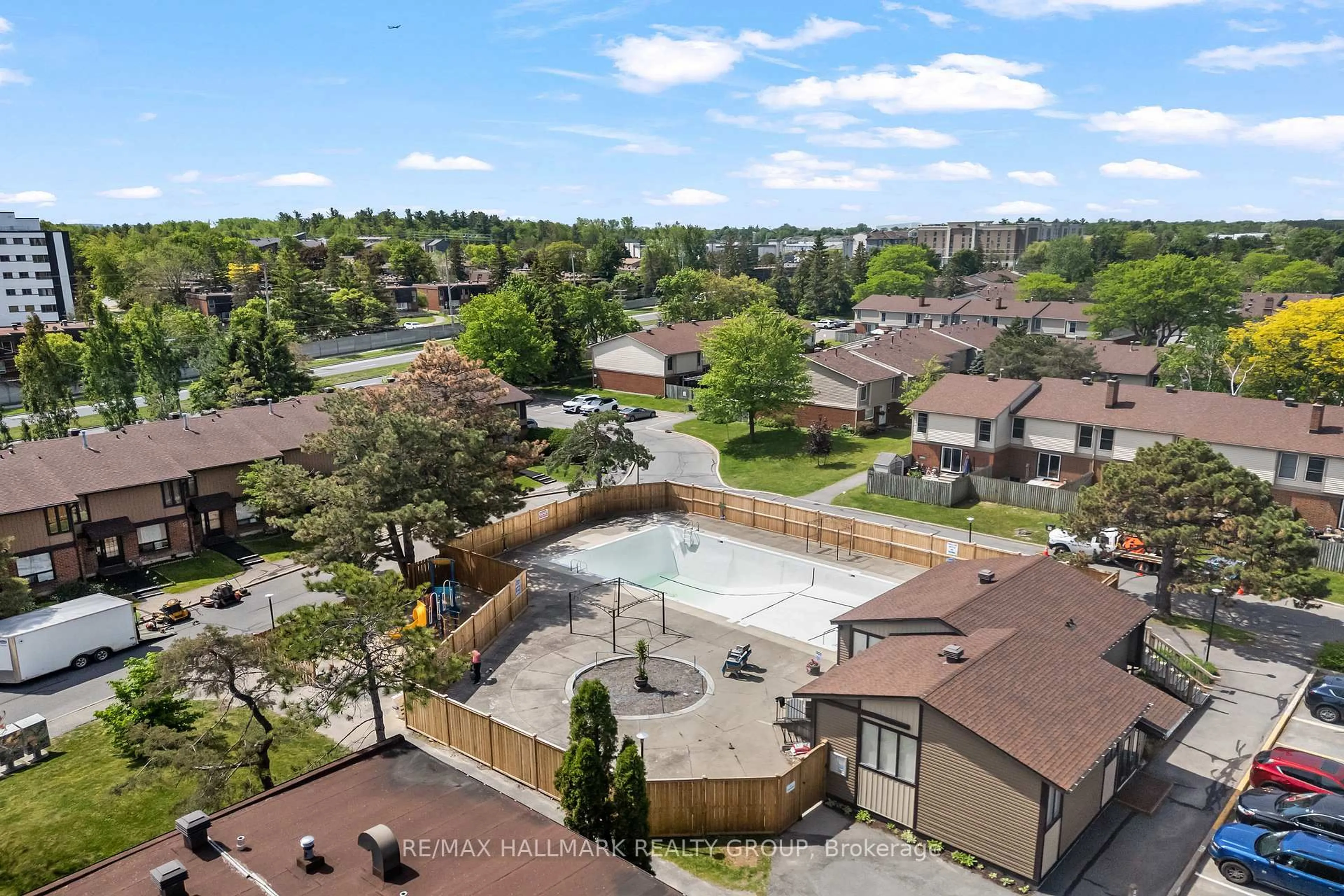 A pic from outside/outdoor area/front of a property/back of a property/a pic from drone, city buildings view from balcony for 890 Cahill Dr #41, Ottawa Ontario K1V 9A4