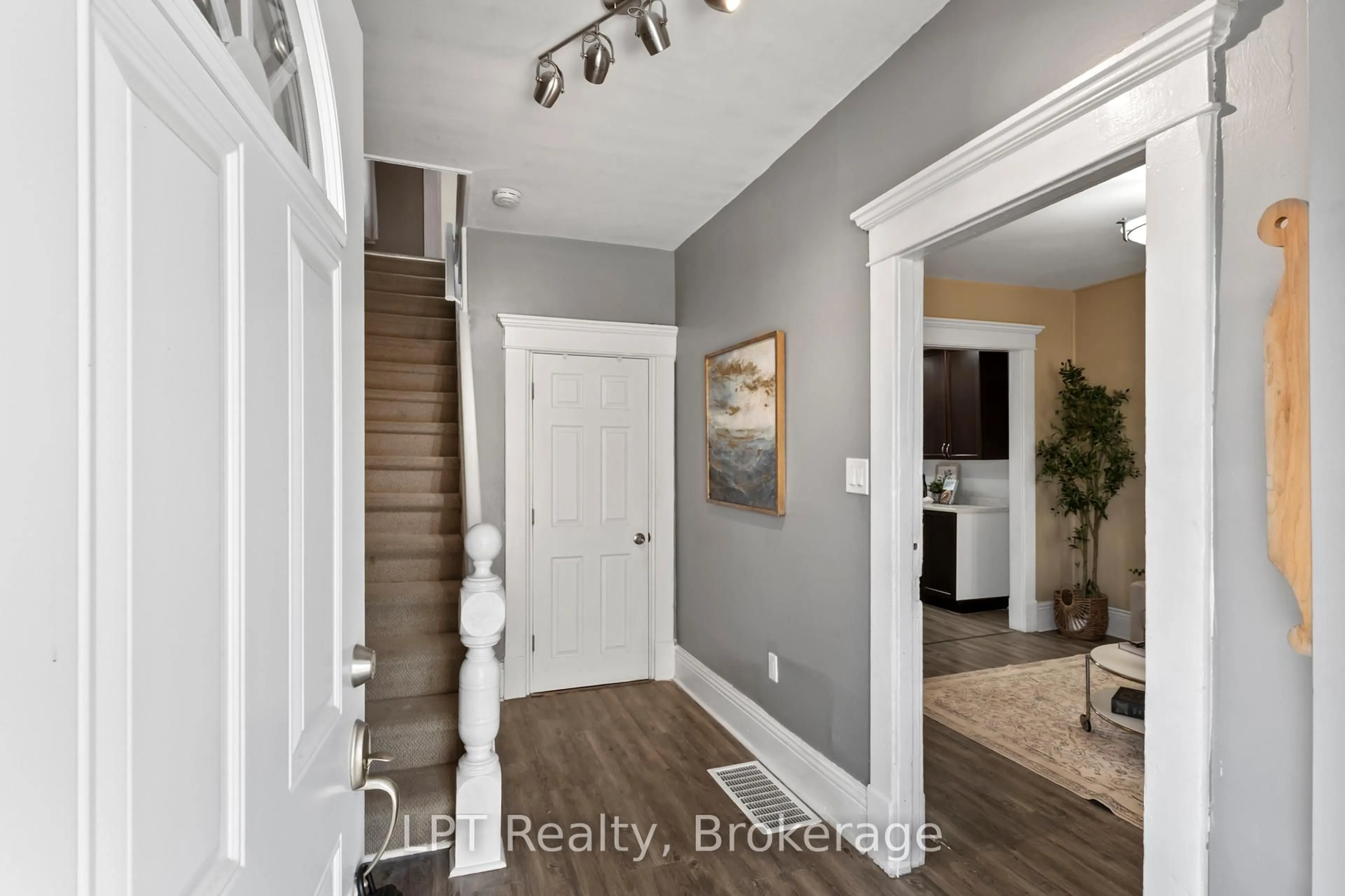 Indoor entryway for 273 Bethune St, Peterborough Ontario K9J 3L5