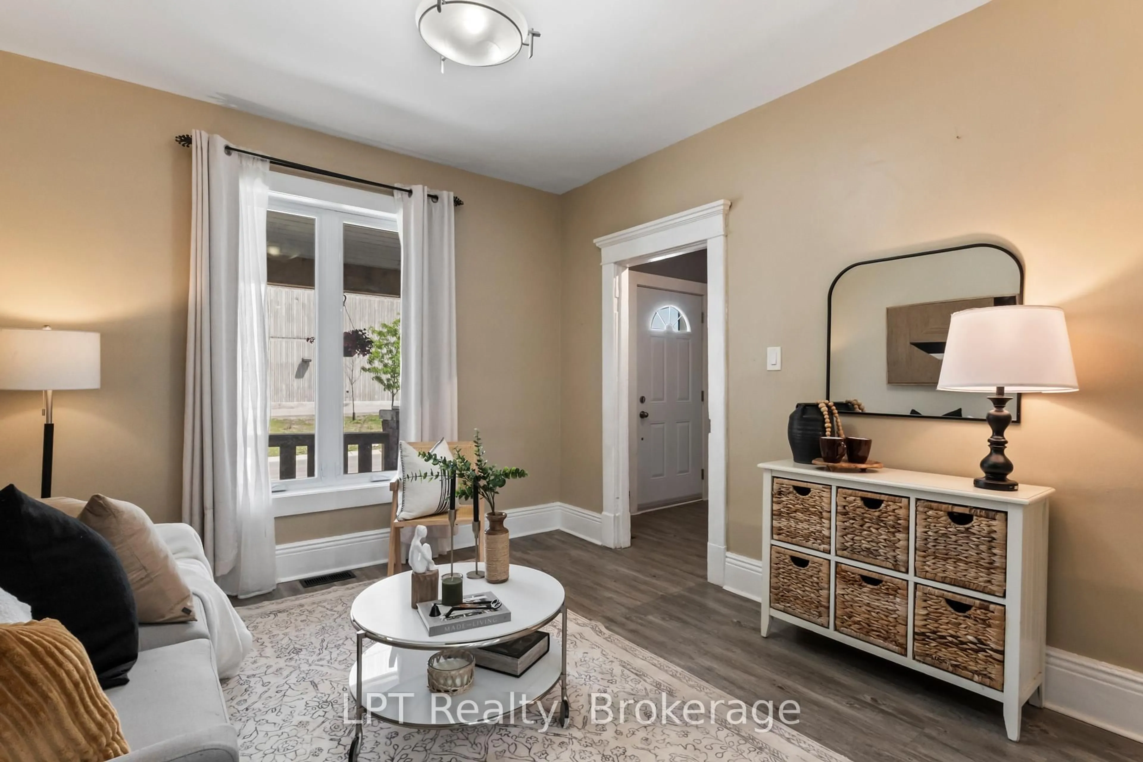 Indoor entryway for 273 Bethune St, Peterborough Ontario K9J 3L5