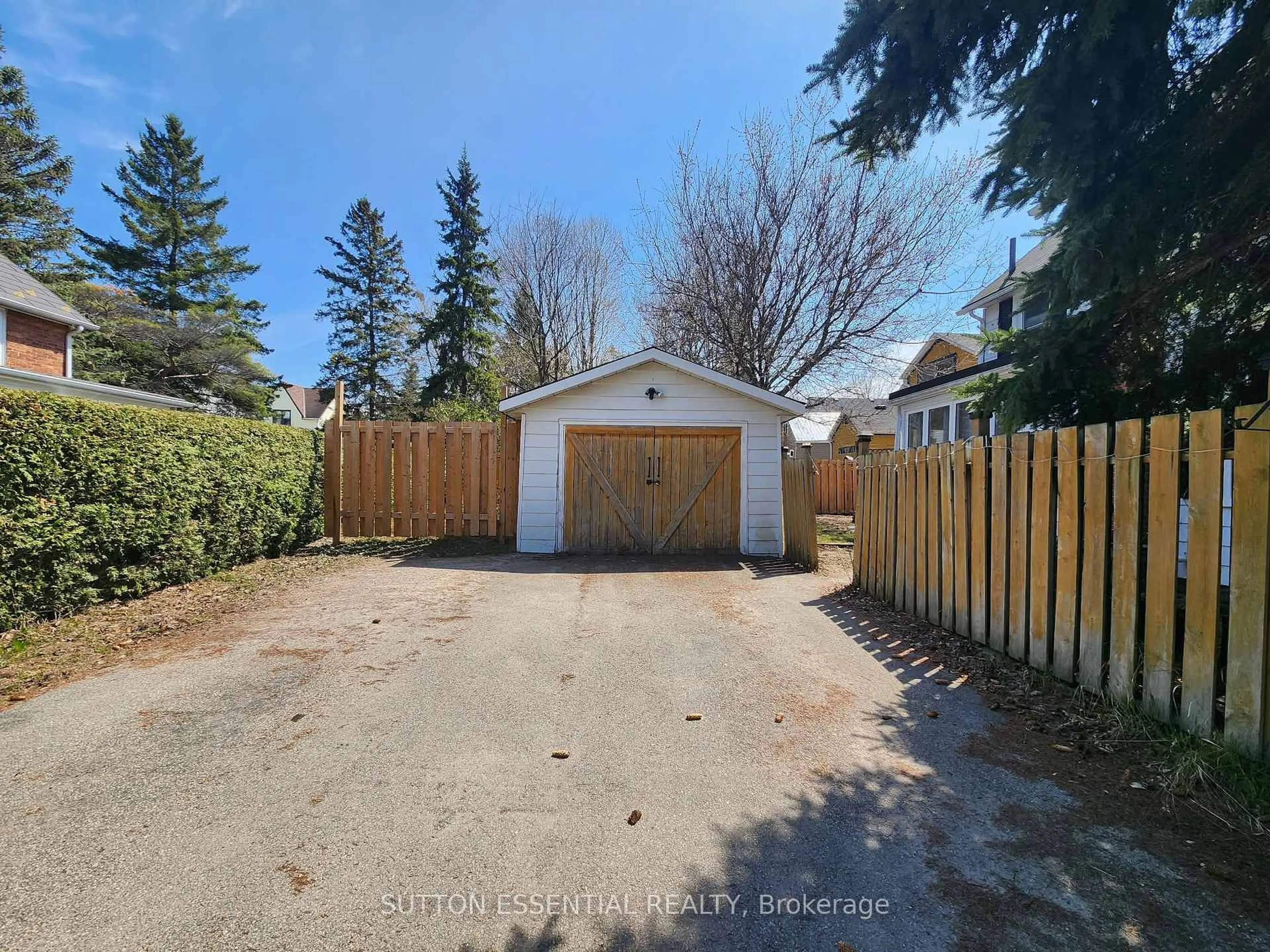 A pic from outside/outdoor area/front of a property/back of a property/a pic from drone, street for 47 Pearl St, Brockville Ontario K6V 1P6
