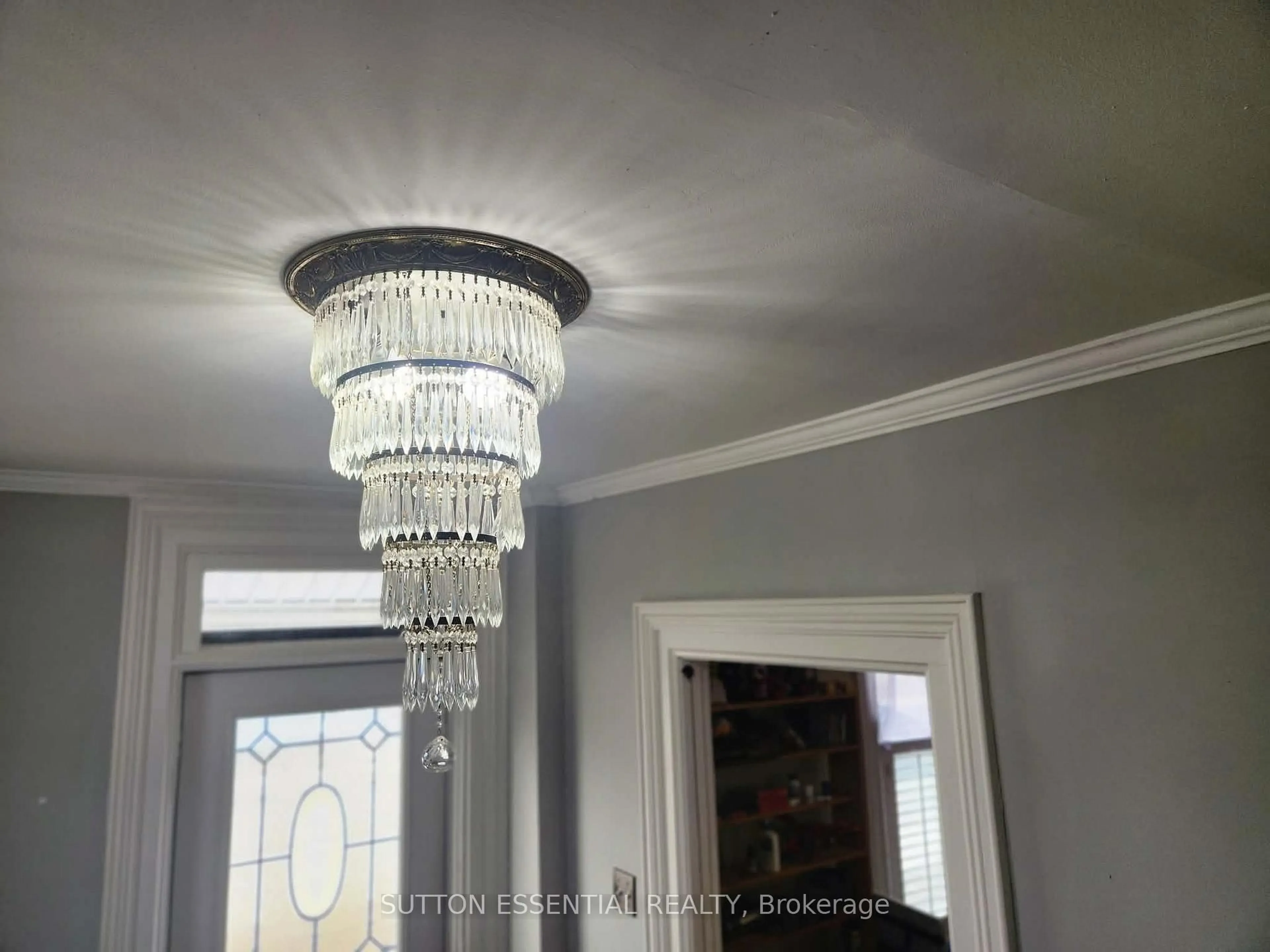Indoor foyer for 47 Pearl St, Brockville Ontario K6V 1P6