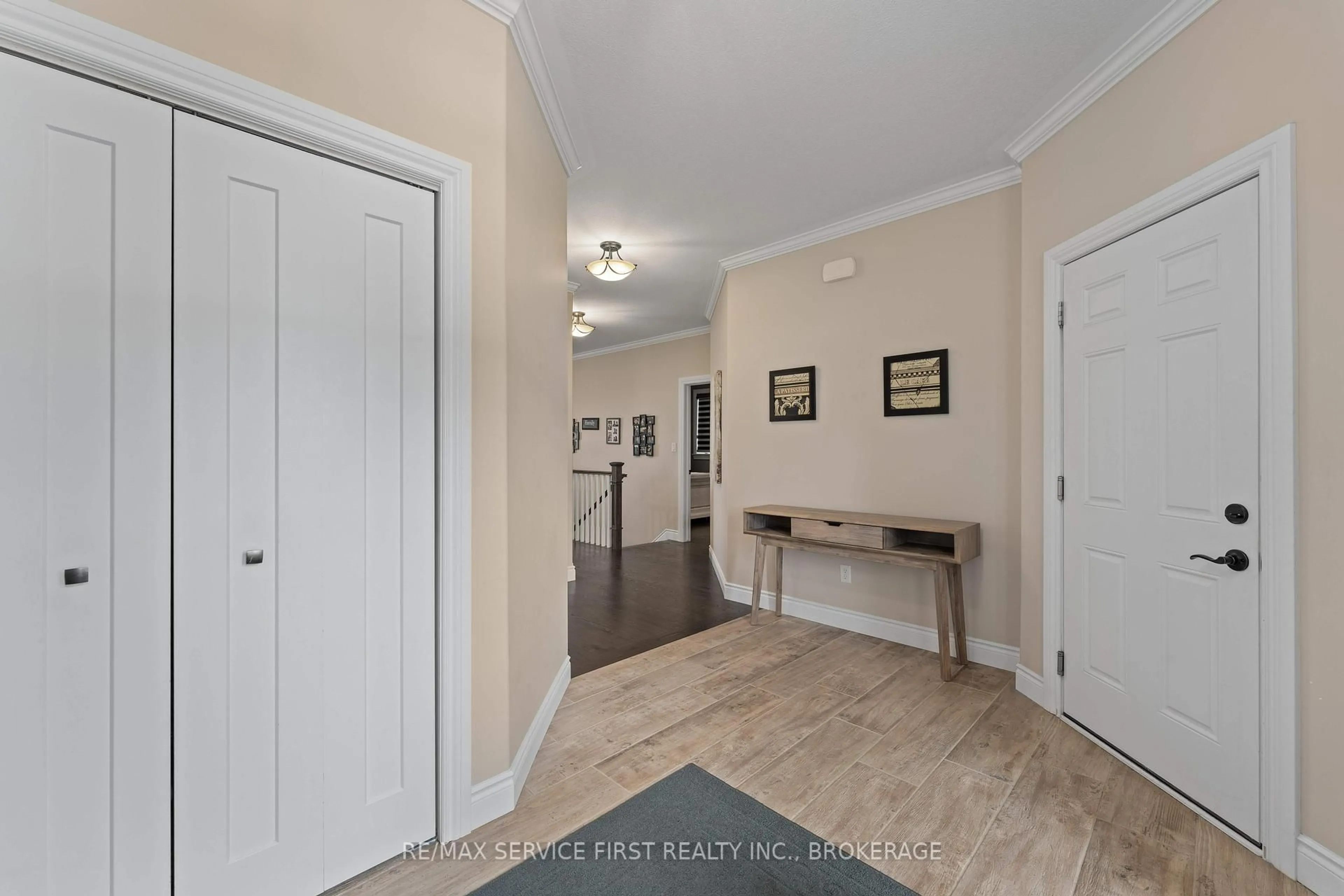 Indoor entryway for 141 Champagne Cres, Loyalist Ontario K7N 0B3