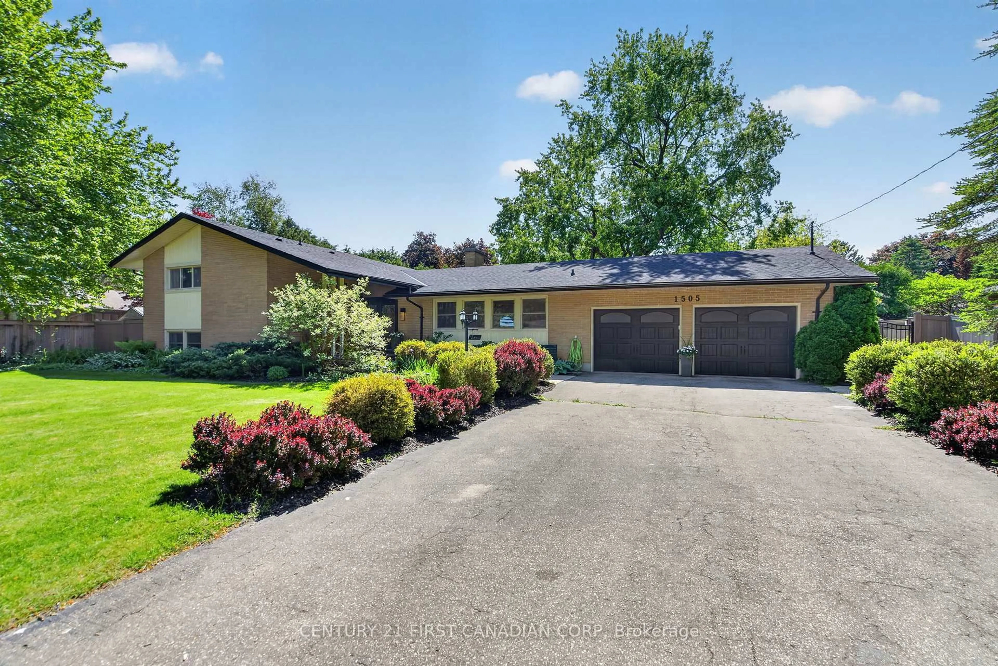A pic from outside/outdoor area/front of a property/back of a property/a pic from drone, street for 1505 Stoneybrook Cres, London North Ontario N5X 1C6