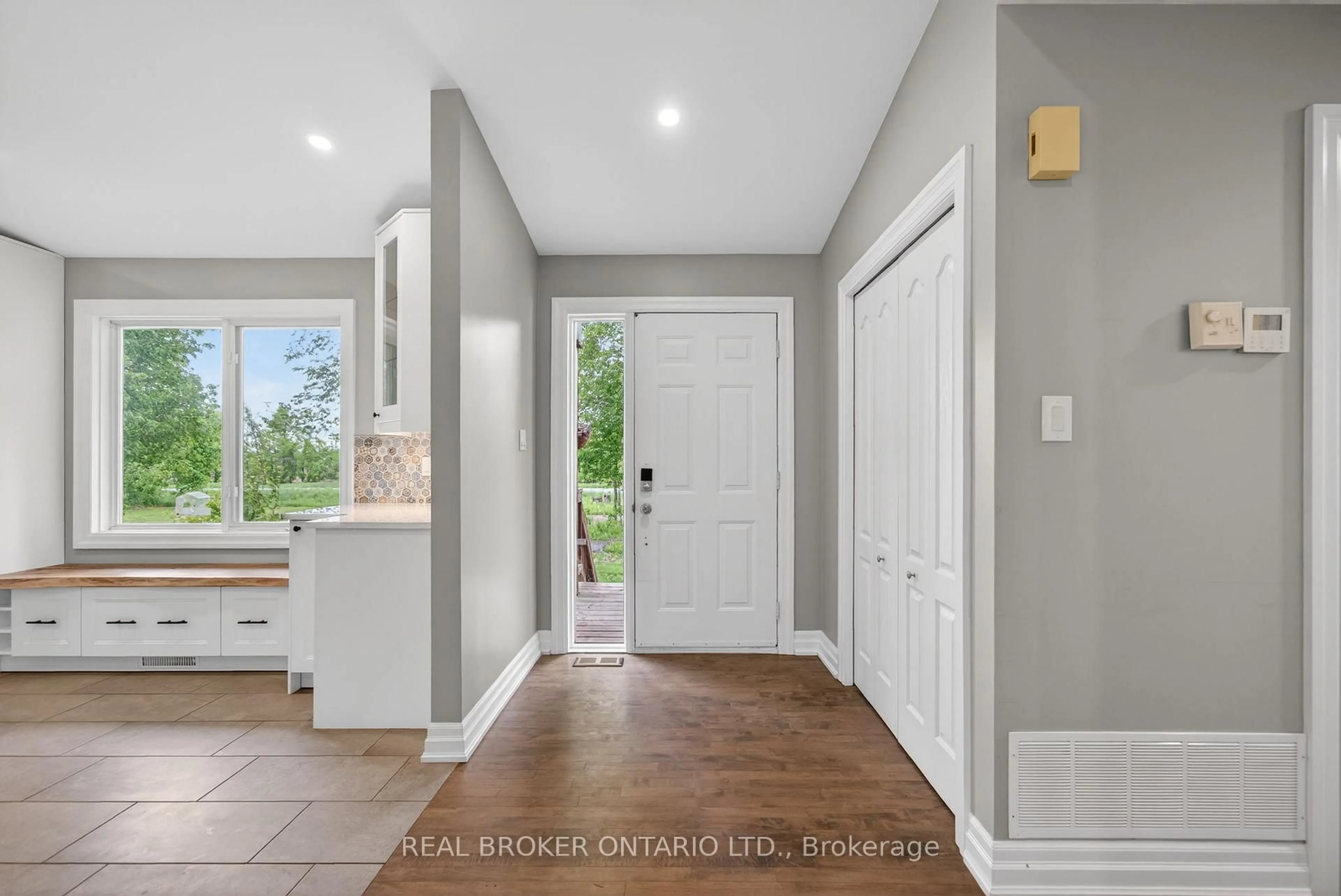 Indoor entryway for 4393 Dalmac Rd, Osgoode Ontario K0A 2W0