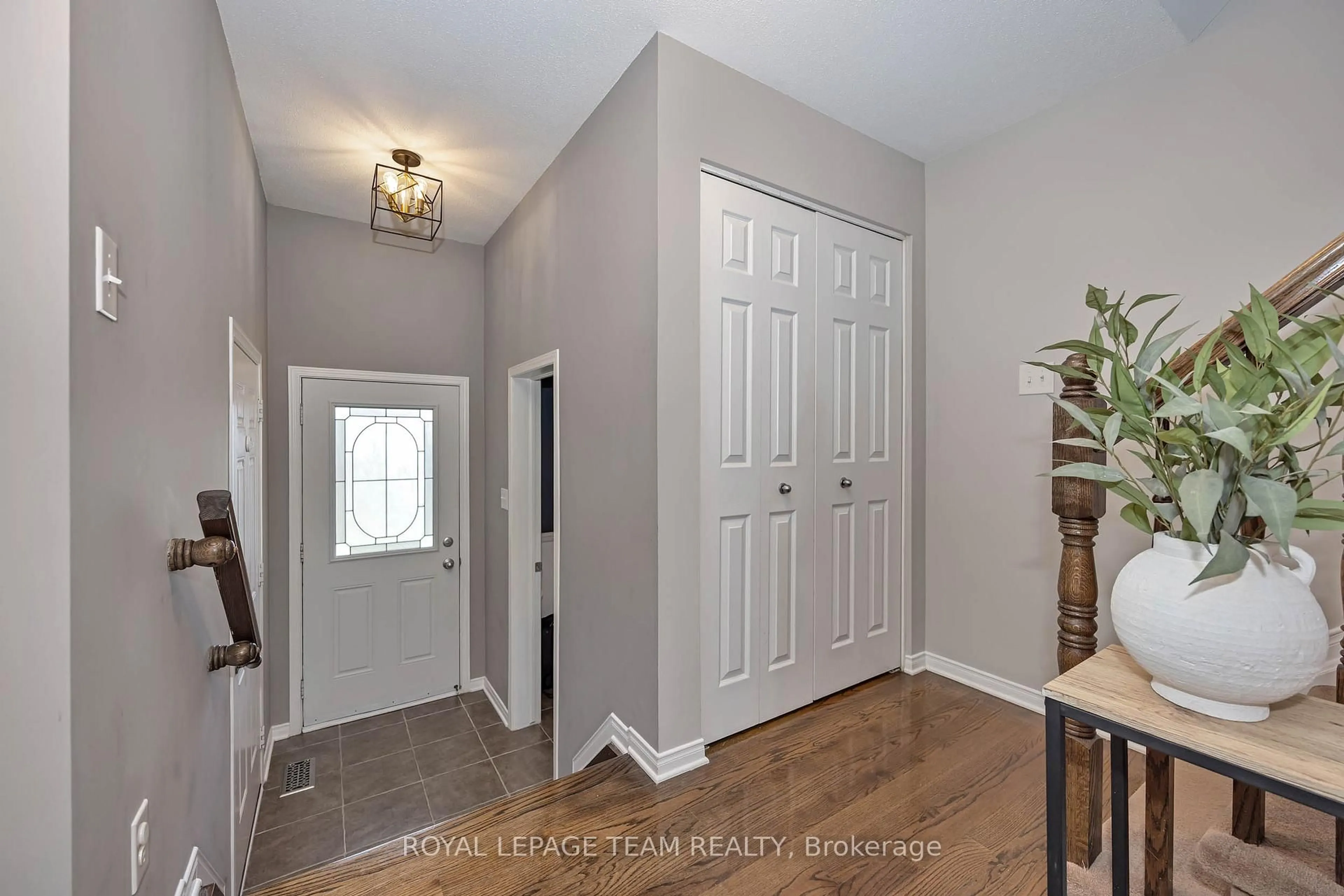 Indoor entryway for 226 Arrita St, Ottawa Ontario K2S 0J7