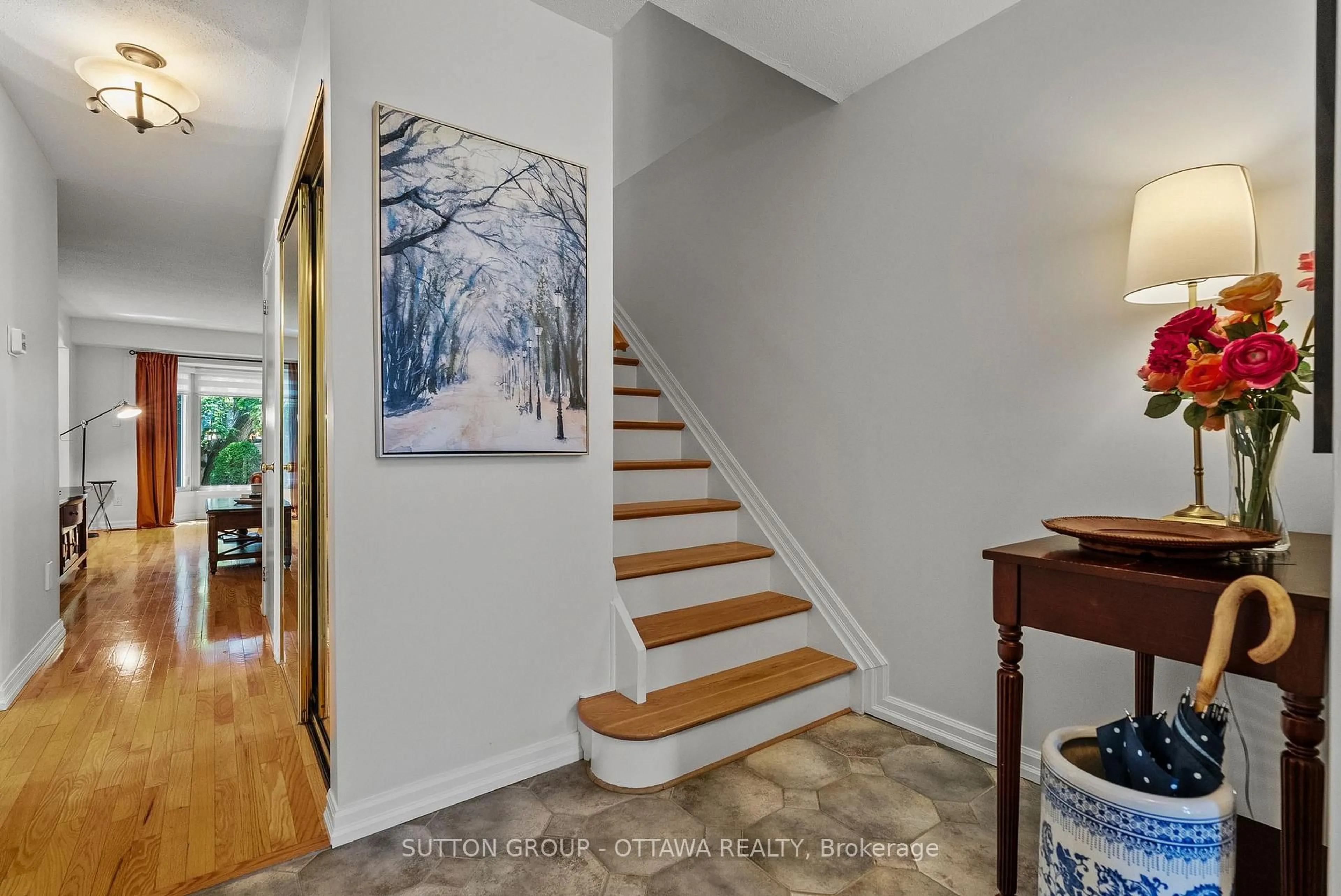 Indoor entryway for 200 McCurdy Dr, Ottawa Ontario K2L 2L6