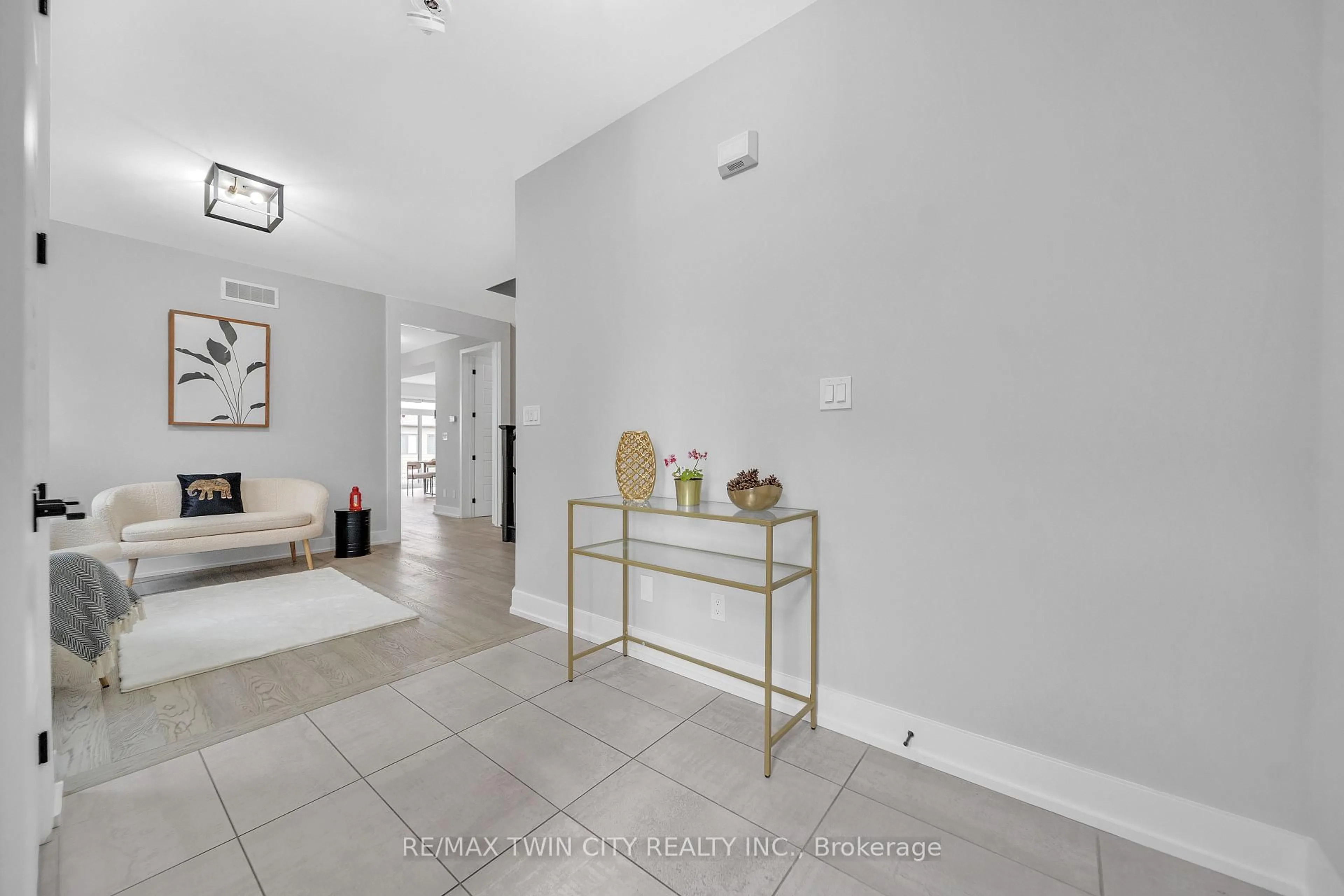 Indoor entryway for 187 Forest Creek Dr, Kitchener Ontario N2R 0M1