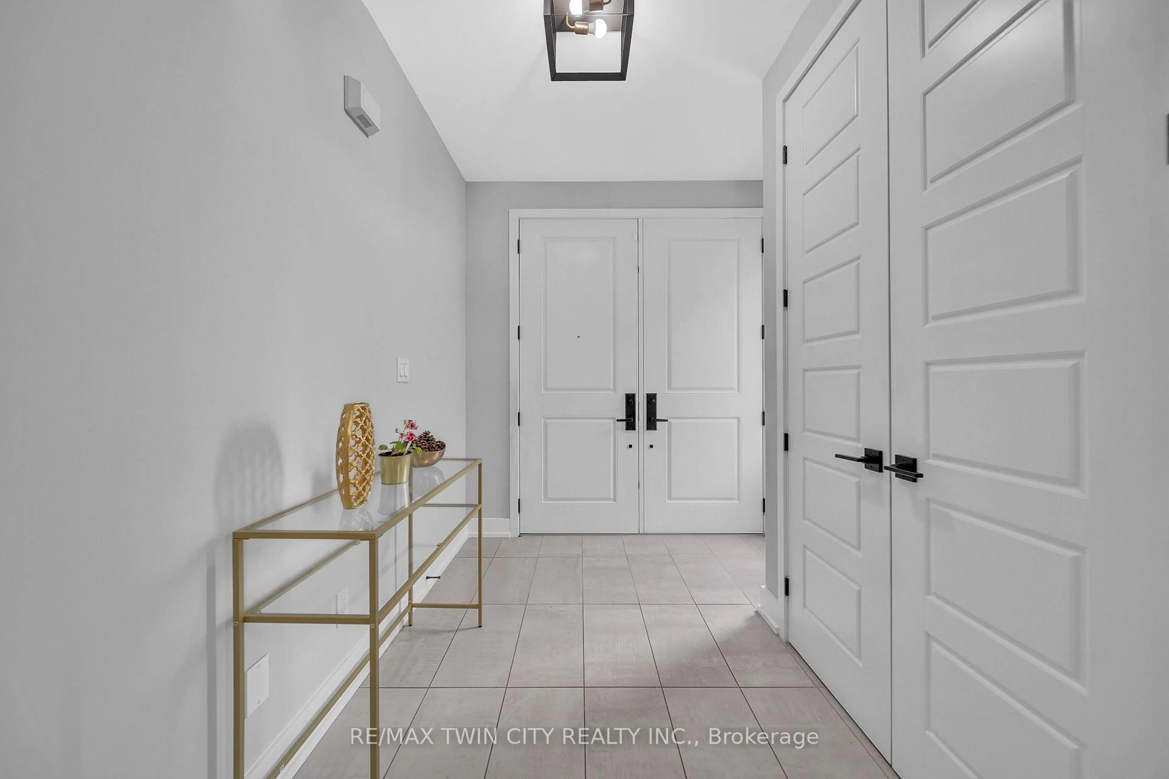 Indoor entryway for 187 Forest Creek Dr, Kitchener Ontario N2R 0M1