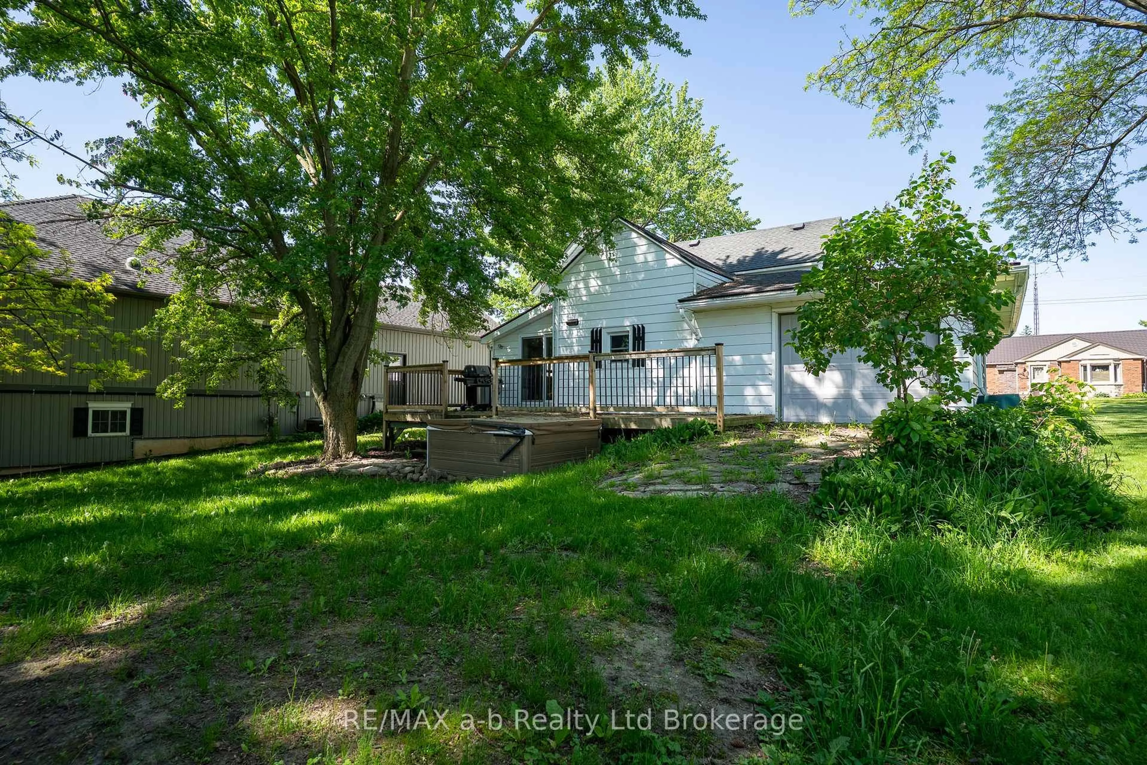 A pic from outside/outdoor area/front of a property/back of a property/a pic from drone, street for 80 STOVER St, Norwich Ontario N0J 1P0