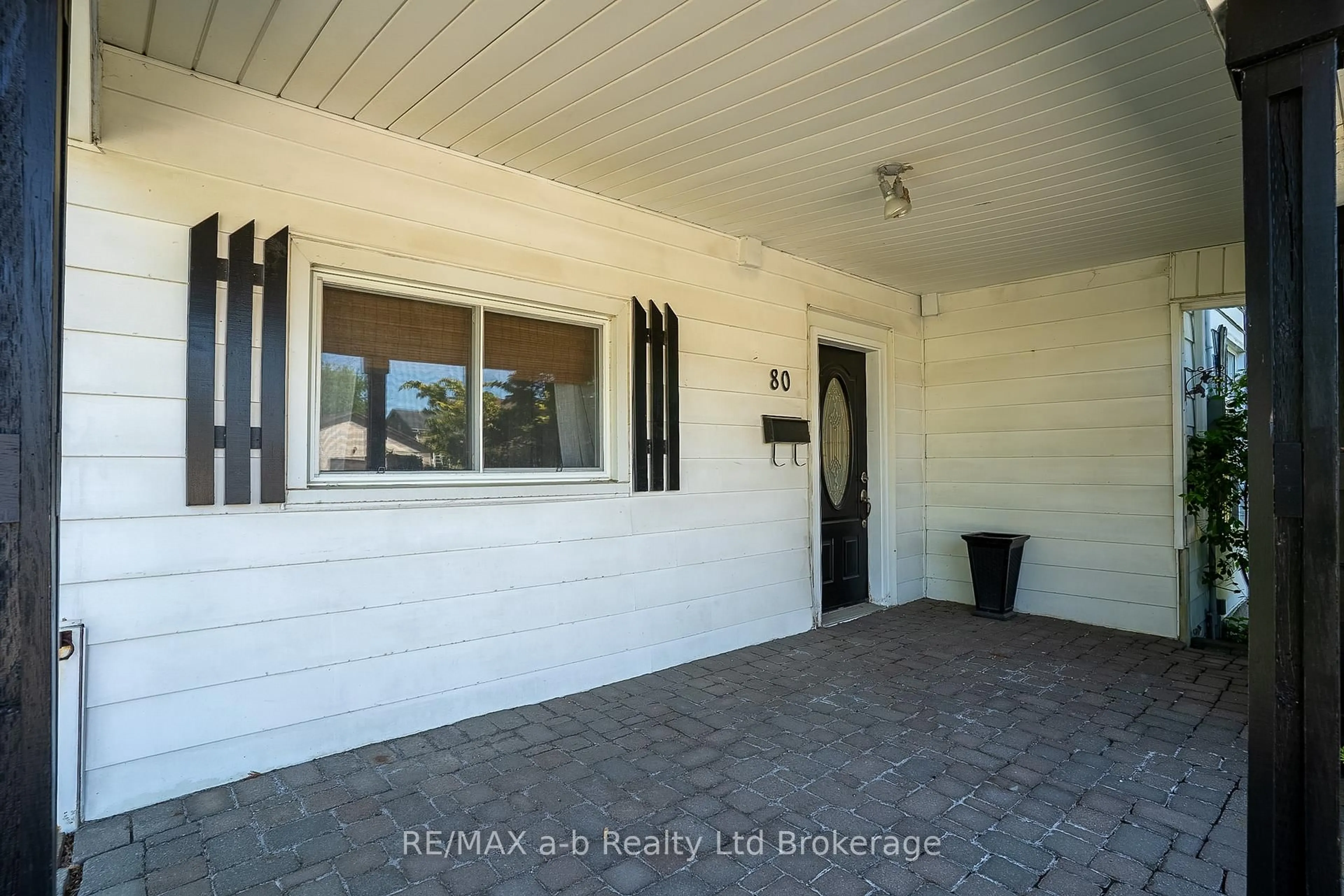Indoor entryway for 80 STOVER St, Norwich Ontario N0J 1P0