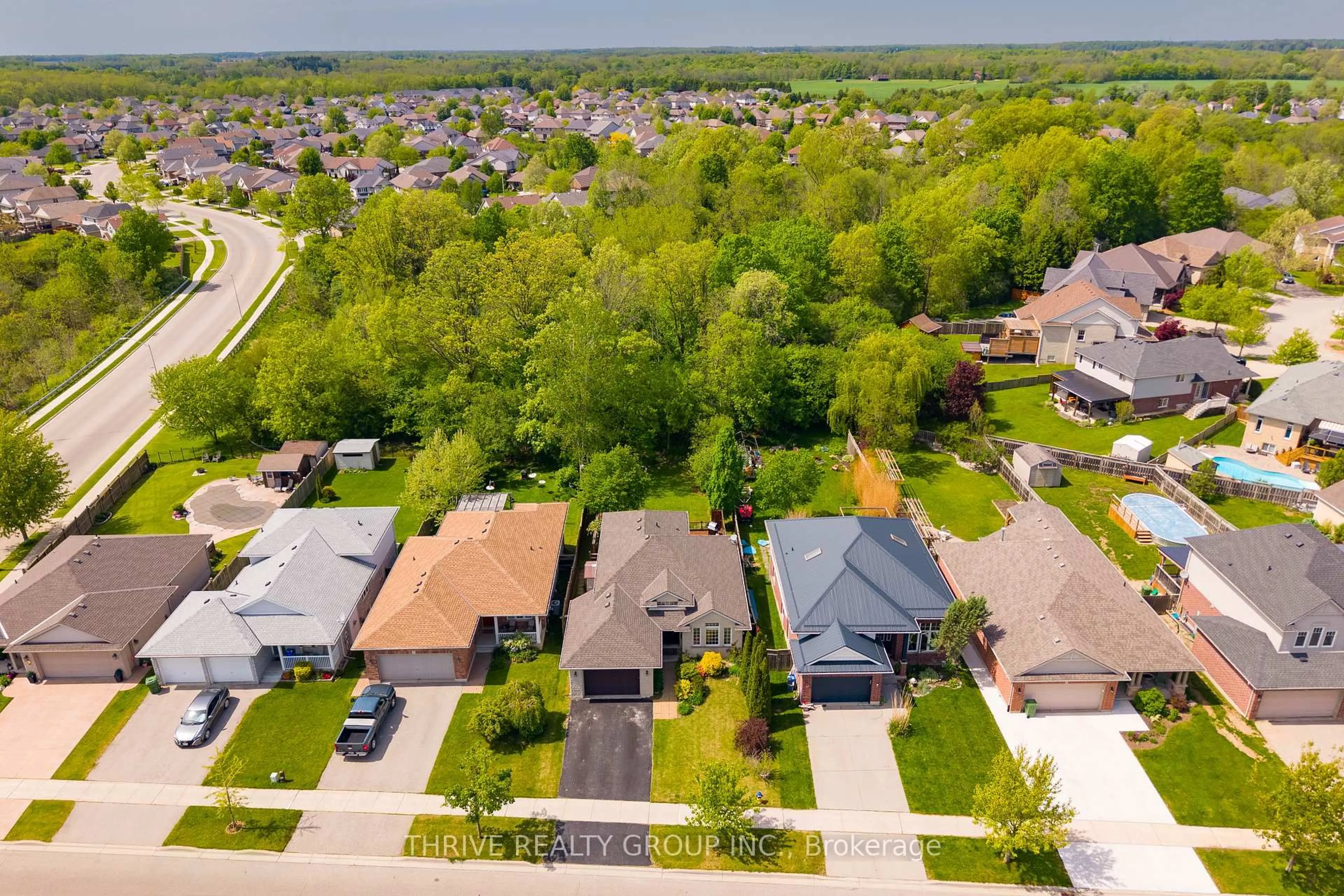A pic from outside/outdoor area/front of a property/back of a property/a pic from drone, street for 73 Greenway Blvd, St. Thomas Ontario N5P 4P8