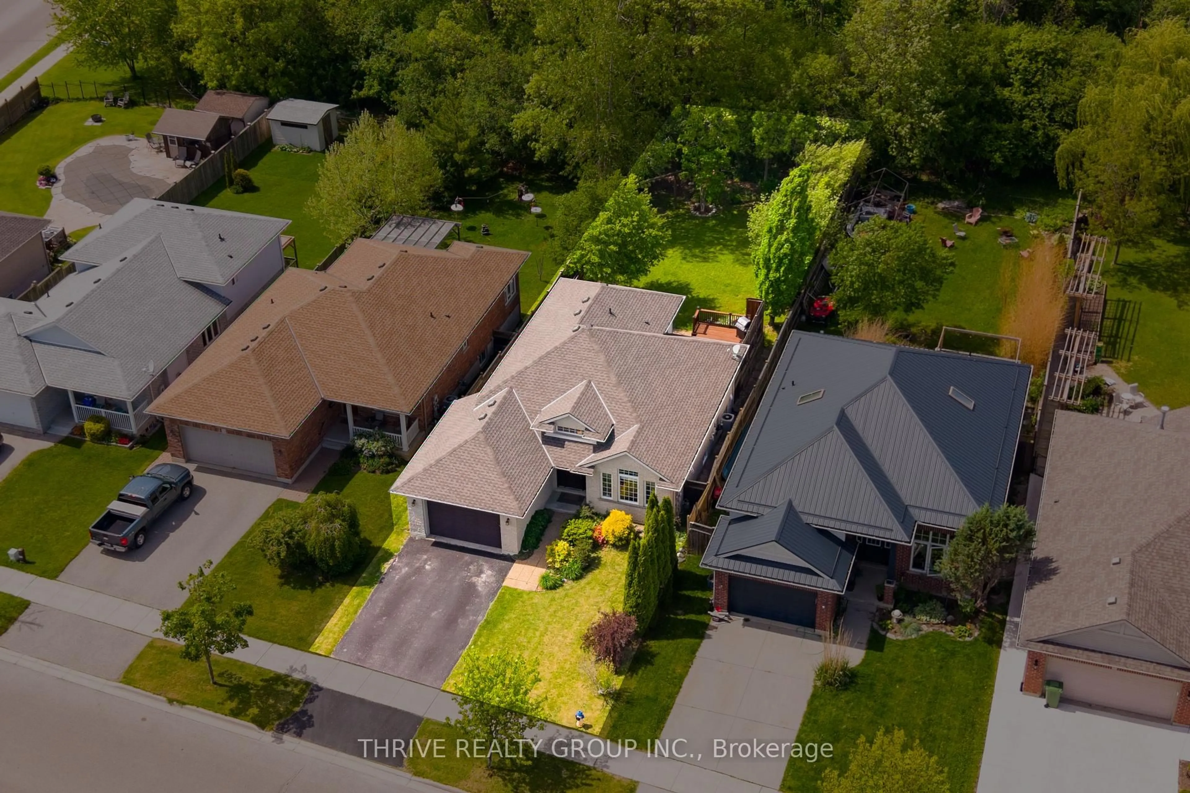 A pic from outside/outdoor area/front of a property/back of a property/a pic from drone, street for 73 Greenway Blvd, St. Thomas Ontario N5P 4P8