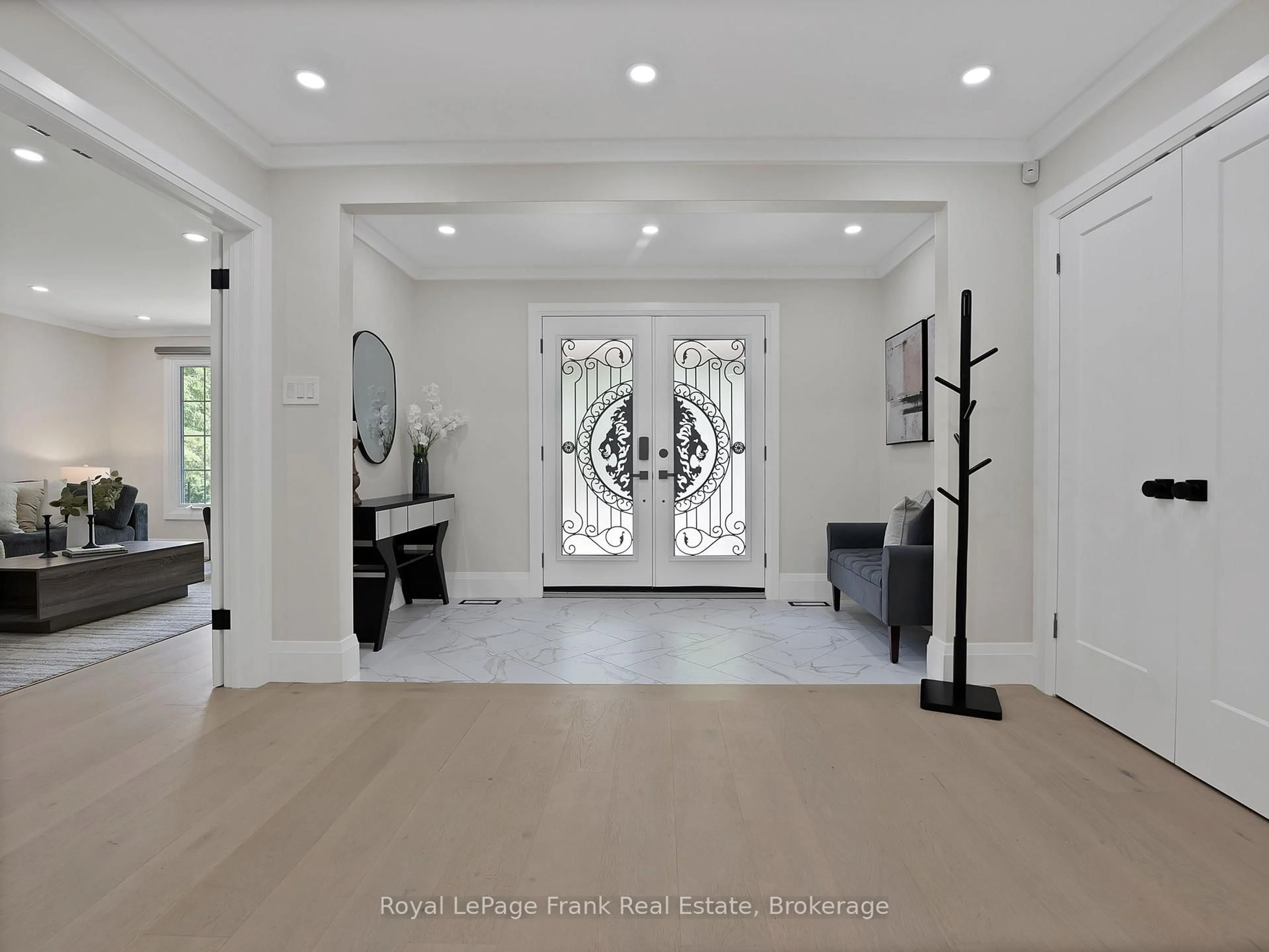 Indoor entryway for 1609 Champlain Dr, Peterborough Ontario K9L 1N5