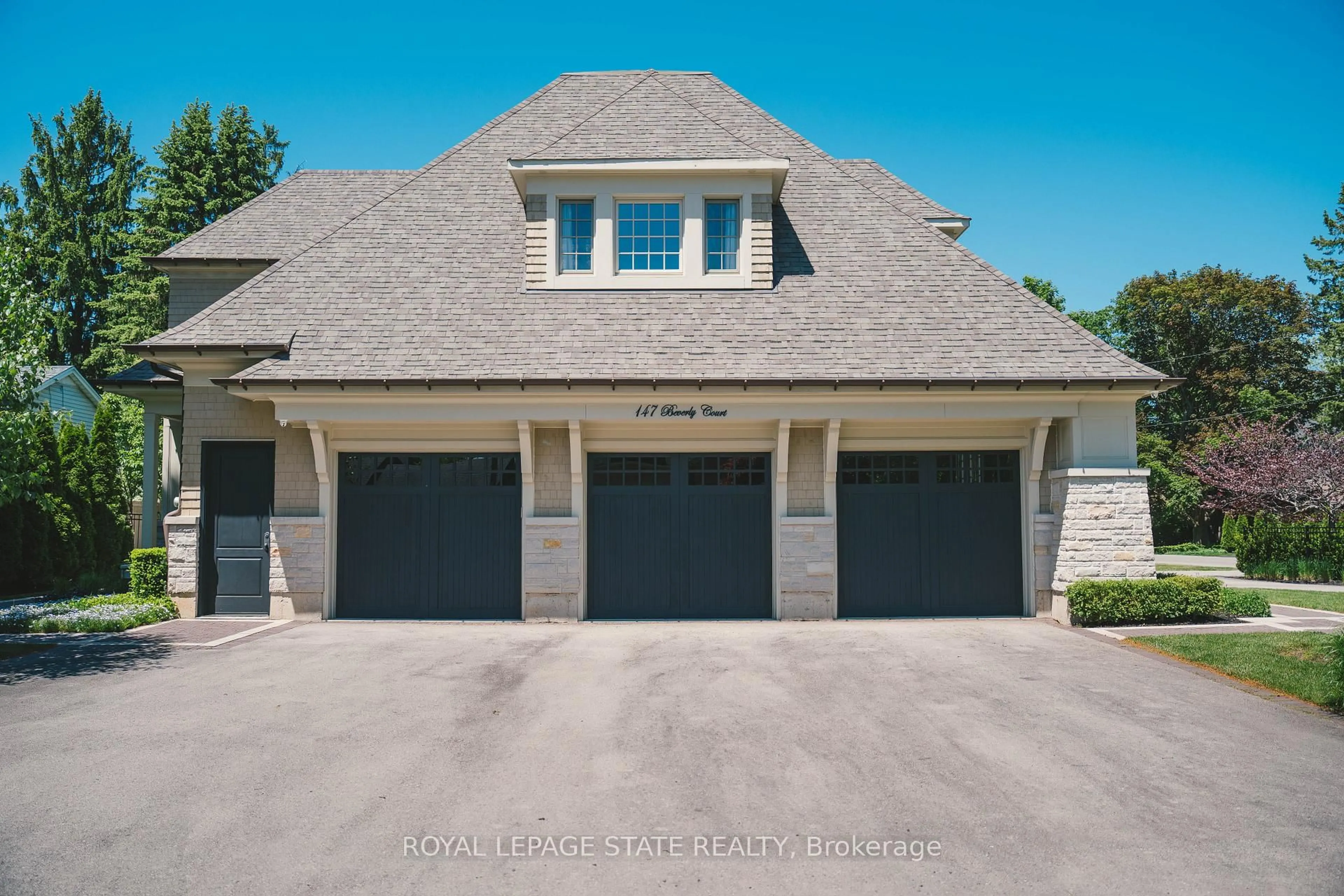 Indoor garage for 147 Beverly Crt, Hamilton Ontario L9G 1B9