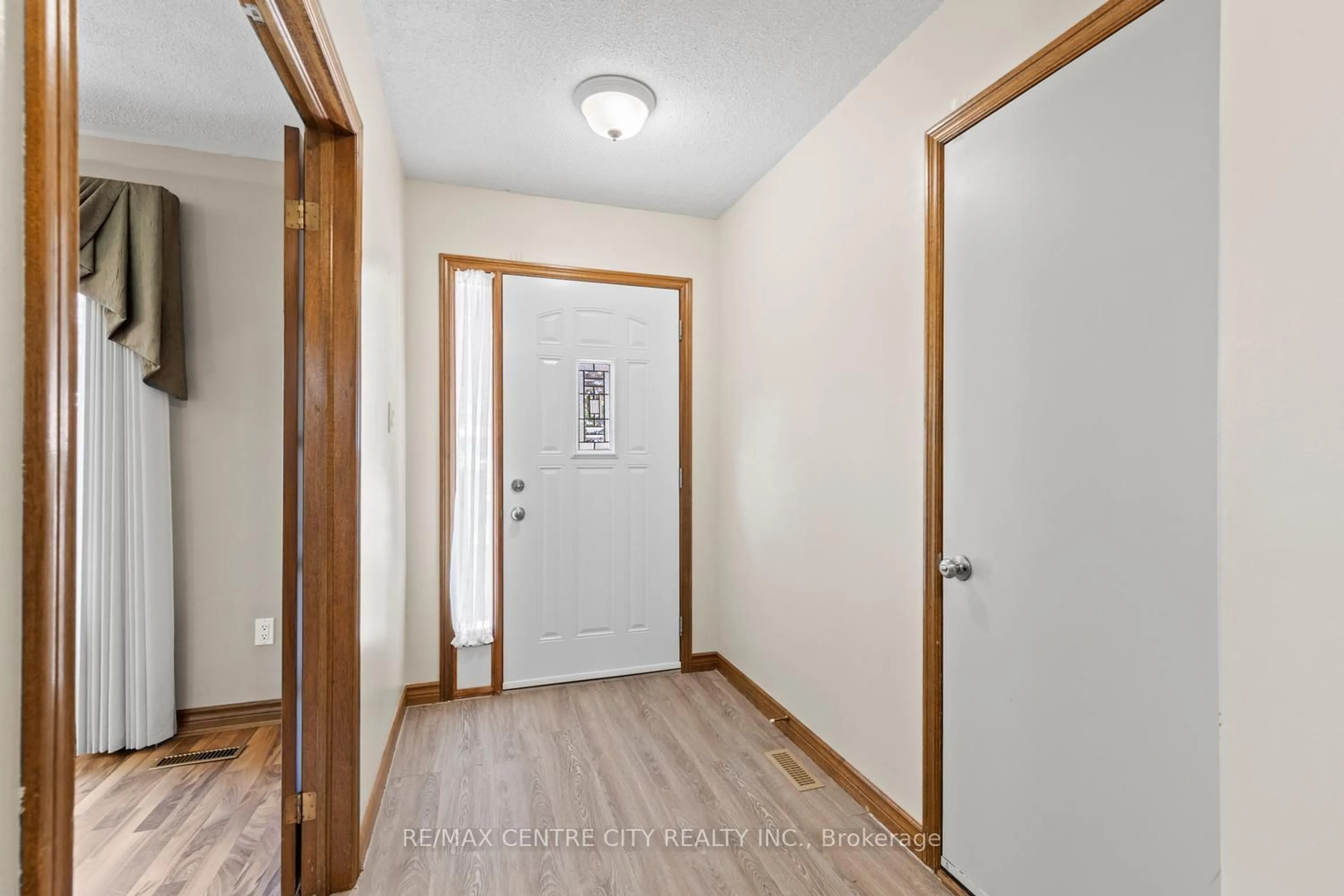 Indoor entryway for 43 Toronado Pl, London East Ontario N5V 3V5