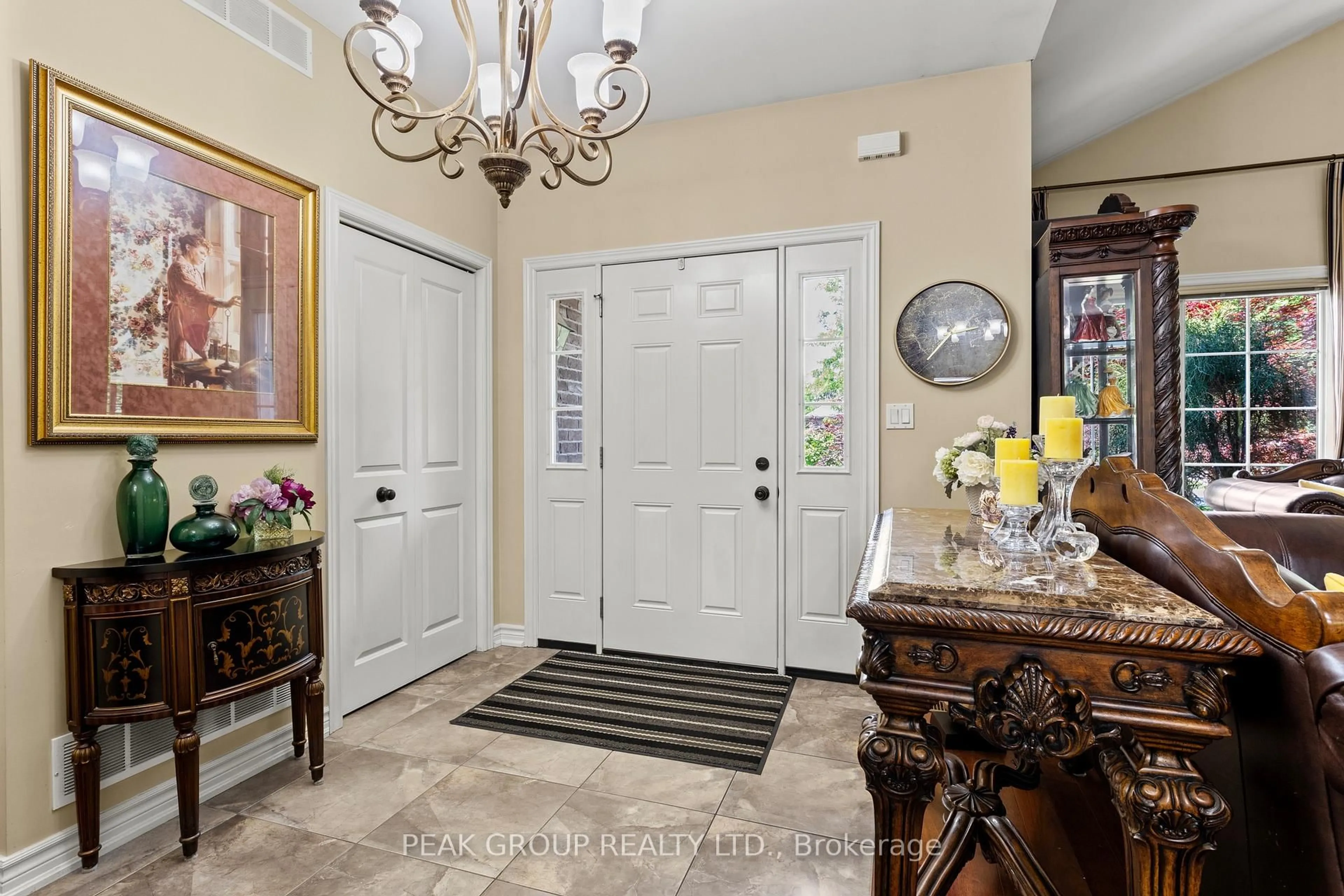 Indoor entryway for 18 Martha Crt, Pelham Ontario L0S 1C0