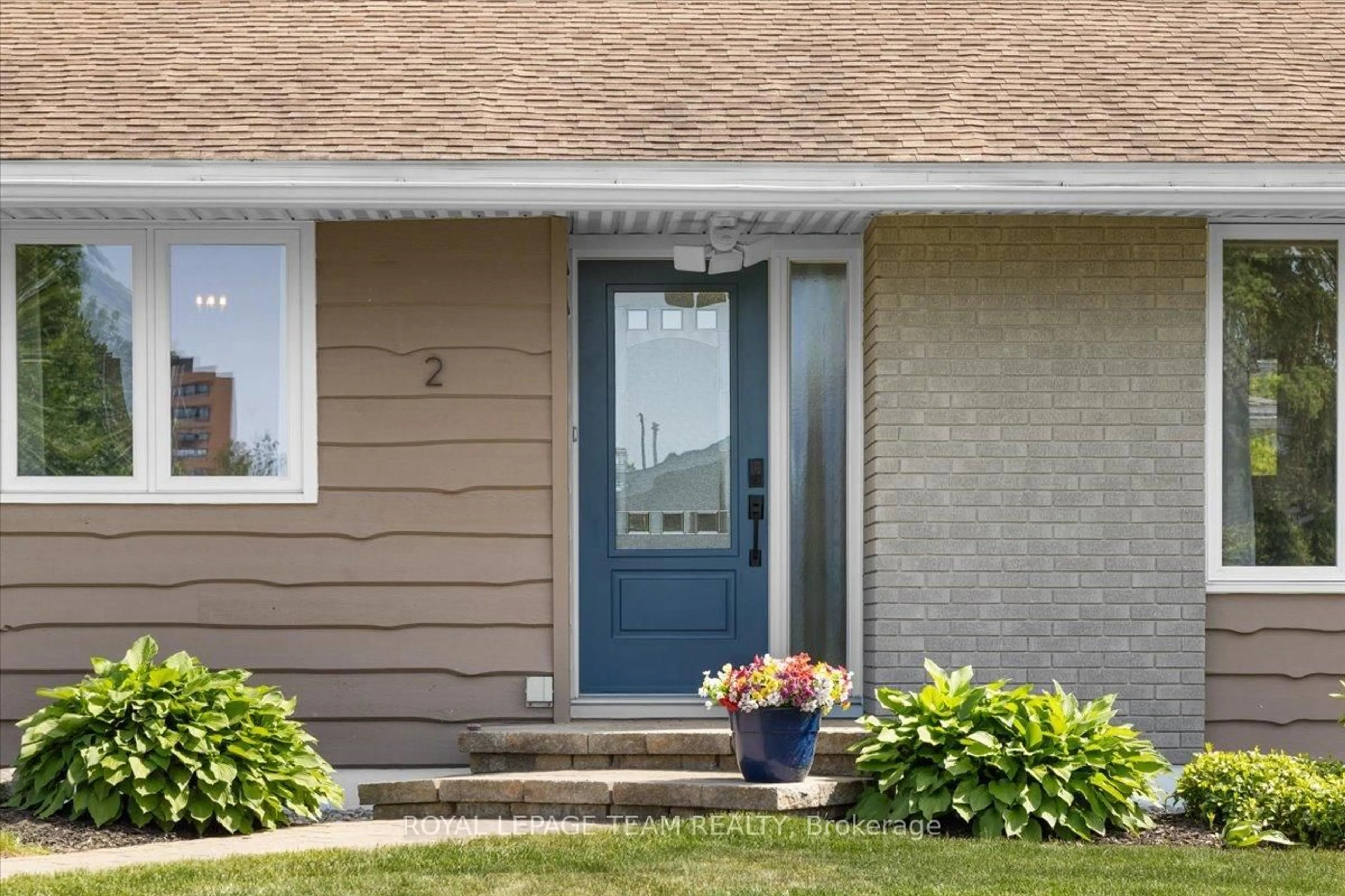 Home with vinyl exterior material, street for 2 Lavina Cres, Ottawa Ontario K2H 7P2