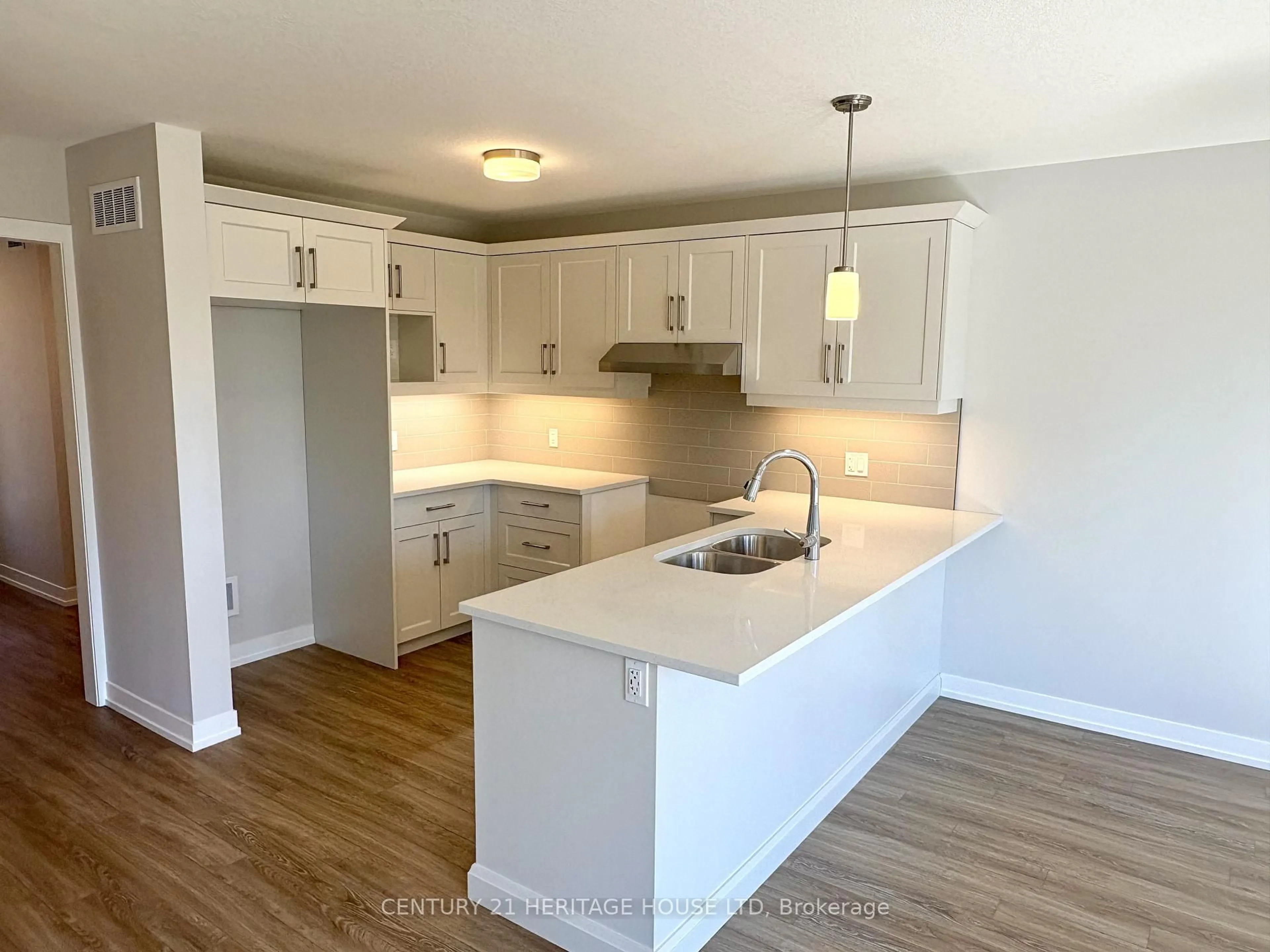 Open concept kitchen, wood/laminate floor for 115 Styles Dr, St. Thomas Ontario N5R 0N8