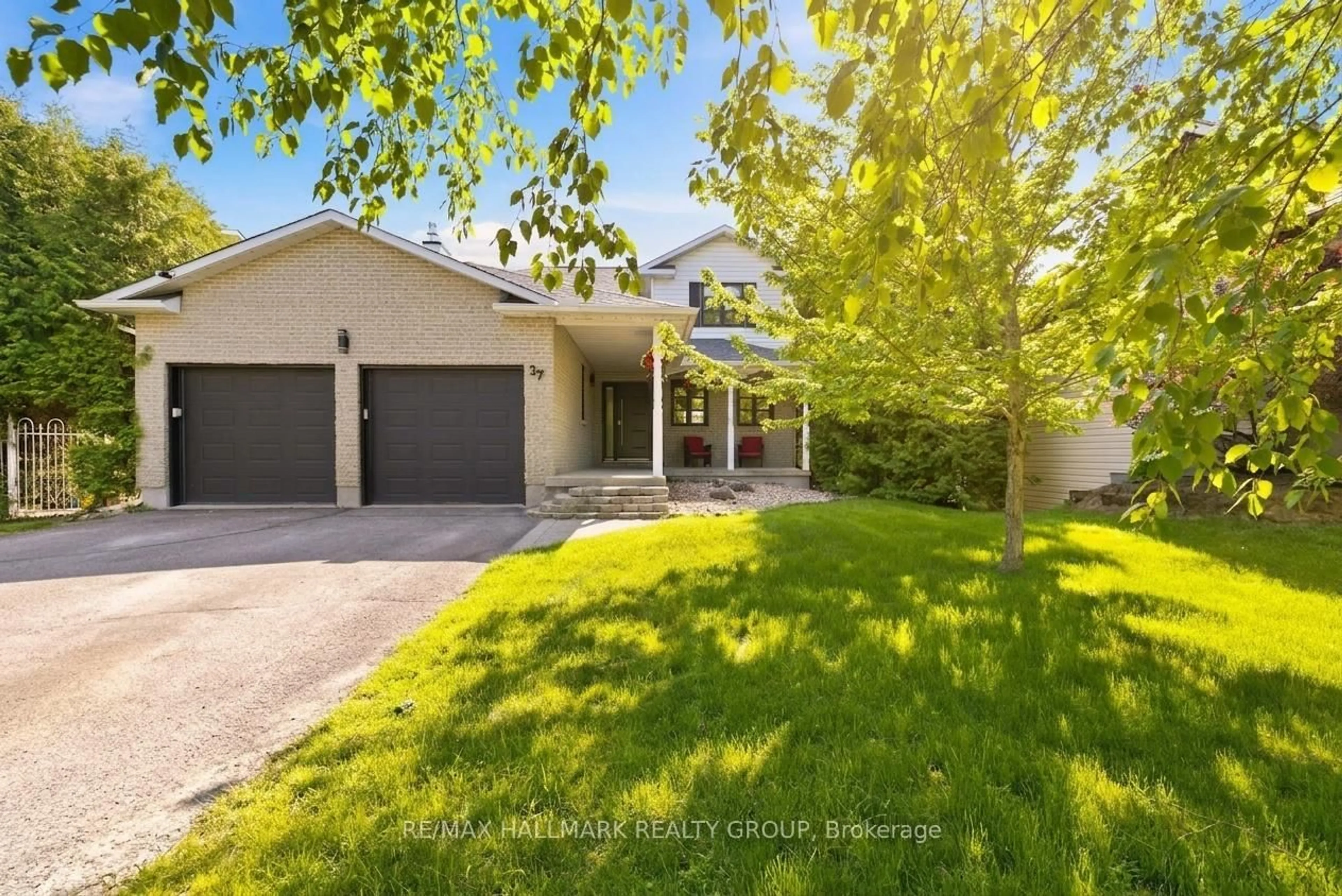 A pic from outside/outdoor area/front of a property/back of a property/a pic from drone, street for 37 Stitt St, Ottawa Ontario K2S 0R5