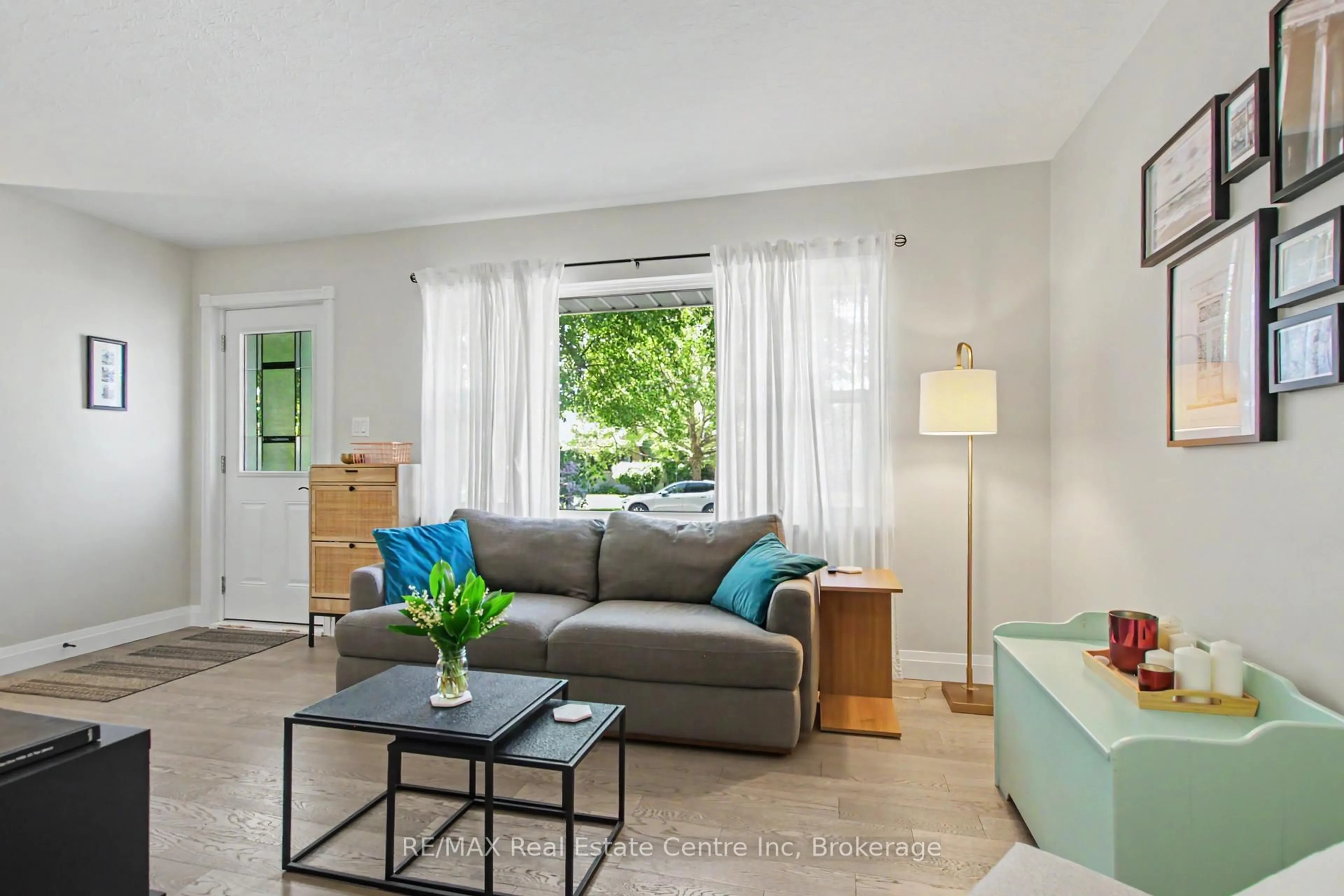Living room with furniture, unknown for 57 Vancouver Dr, Guelph Ontario N1E 2G1