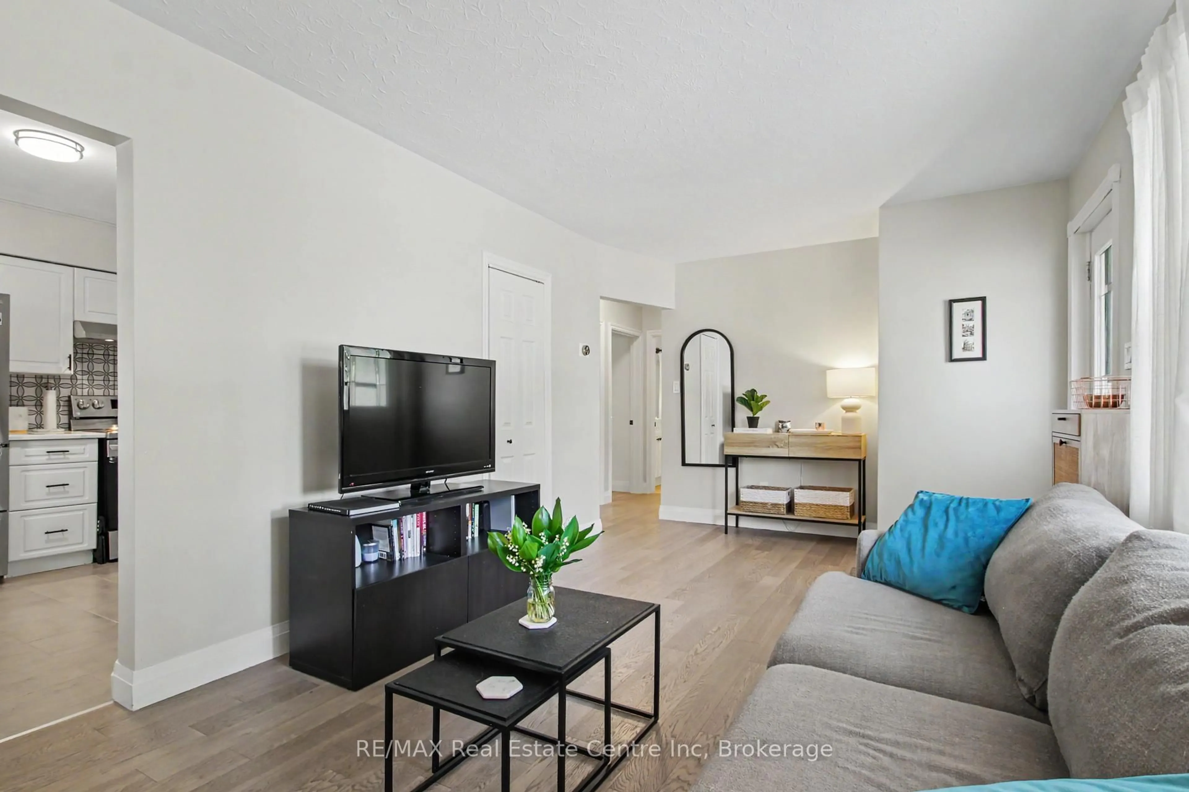 Living room with furniture, unknown for 57 Vancouver Dr, Guelph Ontario N1E 2G1