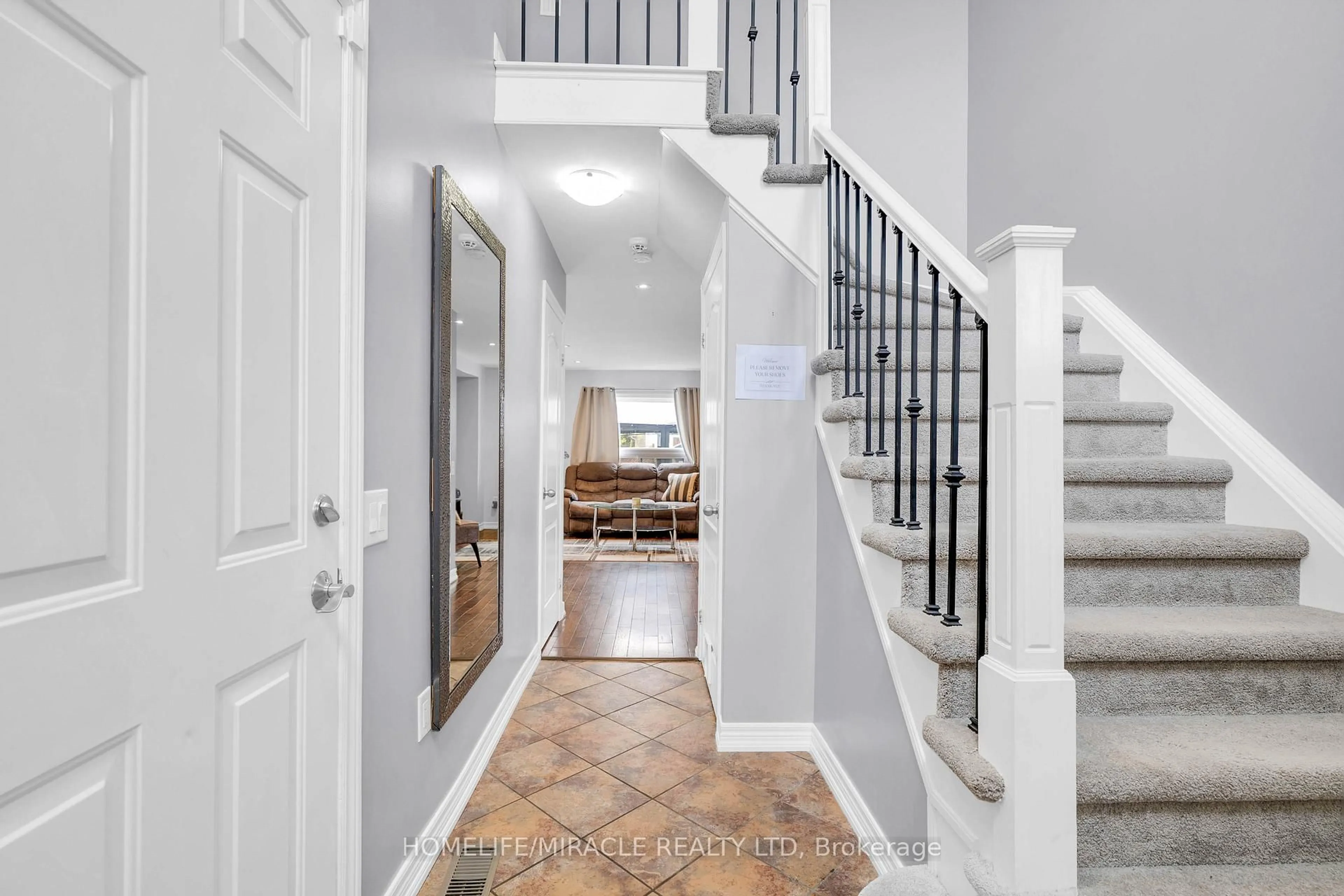 Indoor entryway for 142 Marion St, Shelburne Ontario L0N 1S2