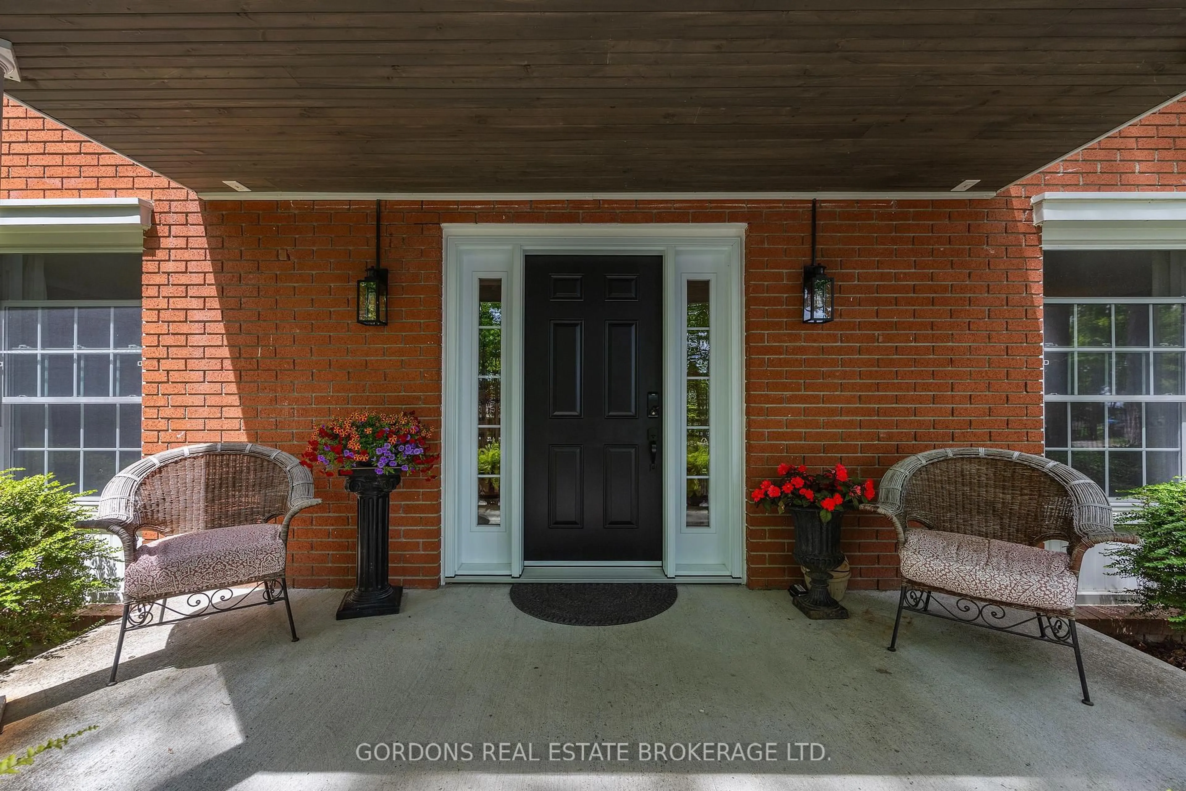Indoor entryway for 25 Riverside Dr, Kingston Ontario K7L 4V1