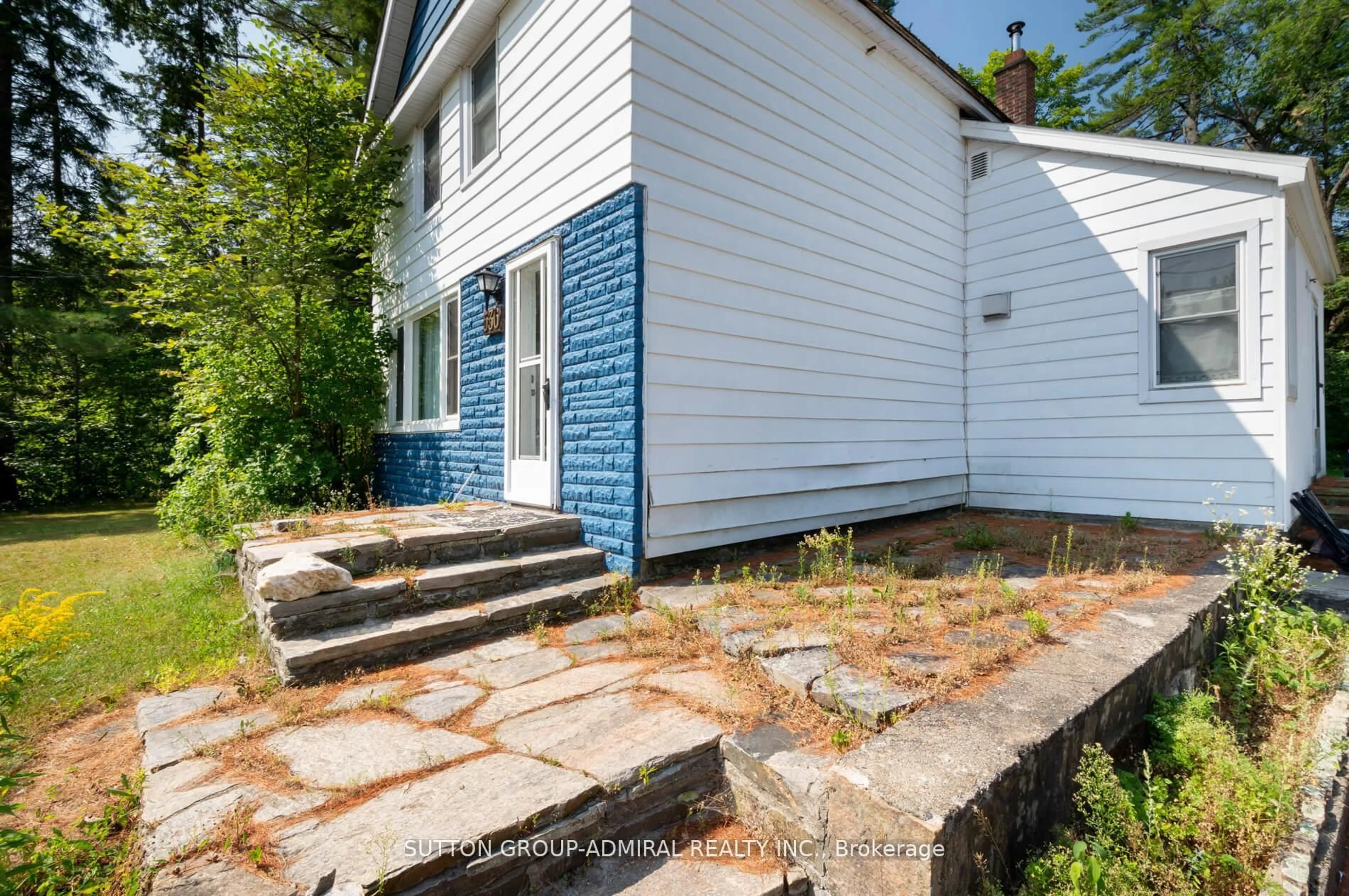 A pic from outside/outdoor area/front of a property/back of a property/a pic from drone, street for 536 Muskoka Road 3 N #3, Huntsville Ontario P1H 1C8