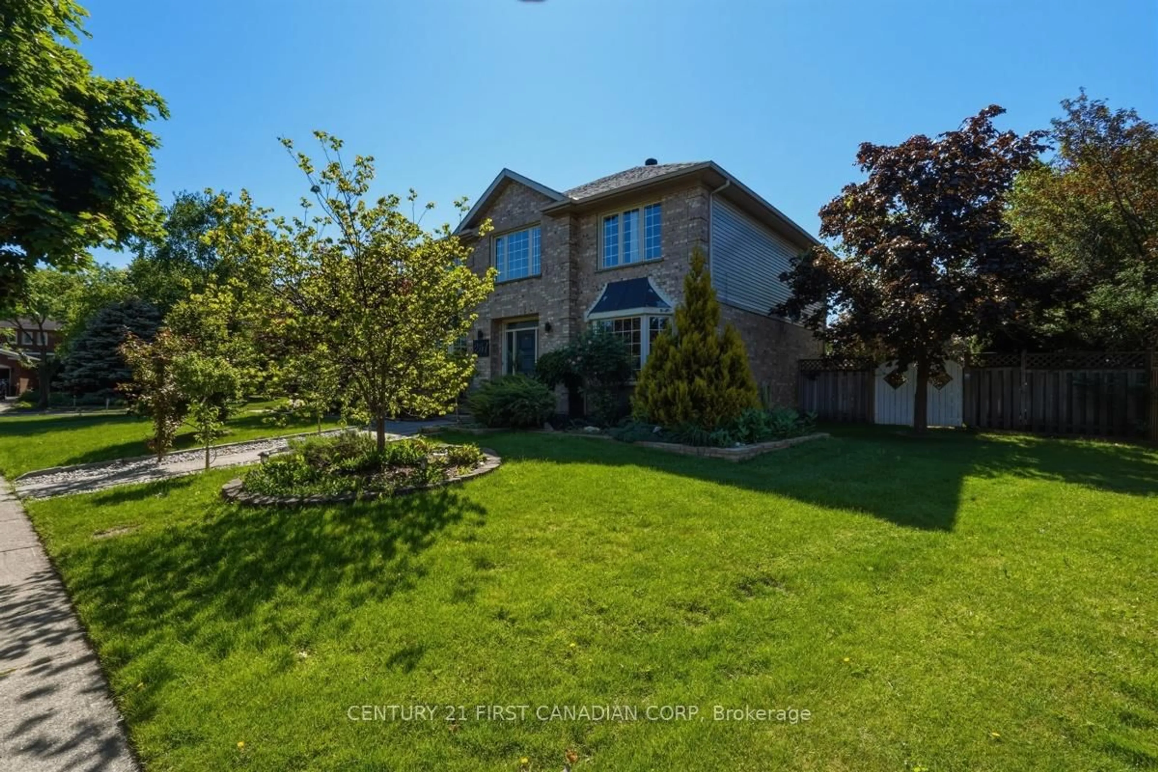 A pic from outside/outdoor area/front of a property/back of a property/a pic from drone, street for 267 Pine Valley Dr, London South Ontario N6J 4T1