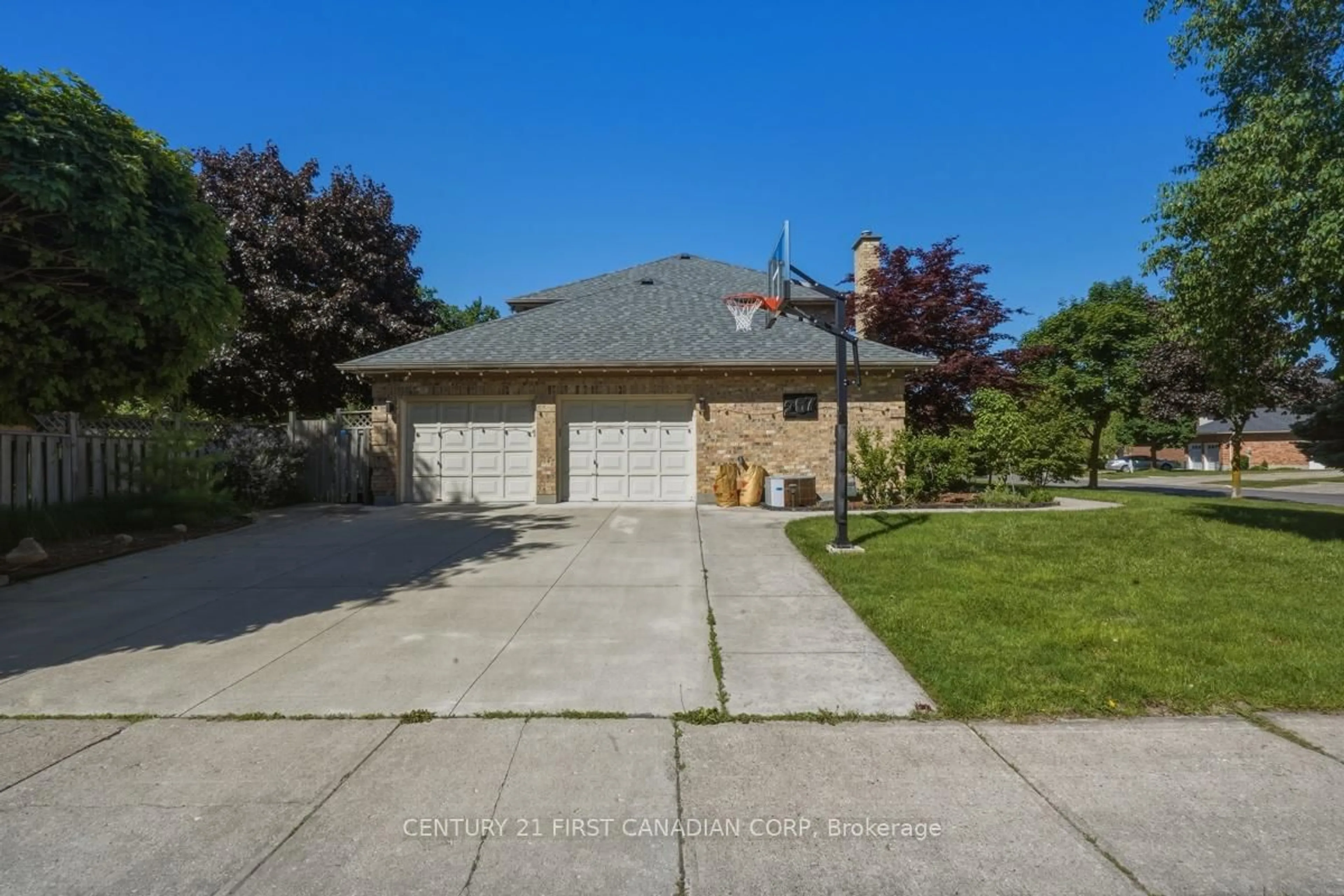 A pic from outside/outdoor area/front of a property/back of a property/a pic from drone, street for 267 Pine Valley Dr, London South Ontario N6J 4T1
