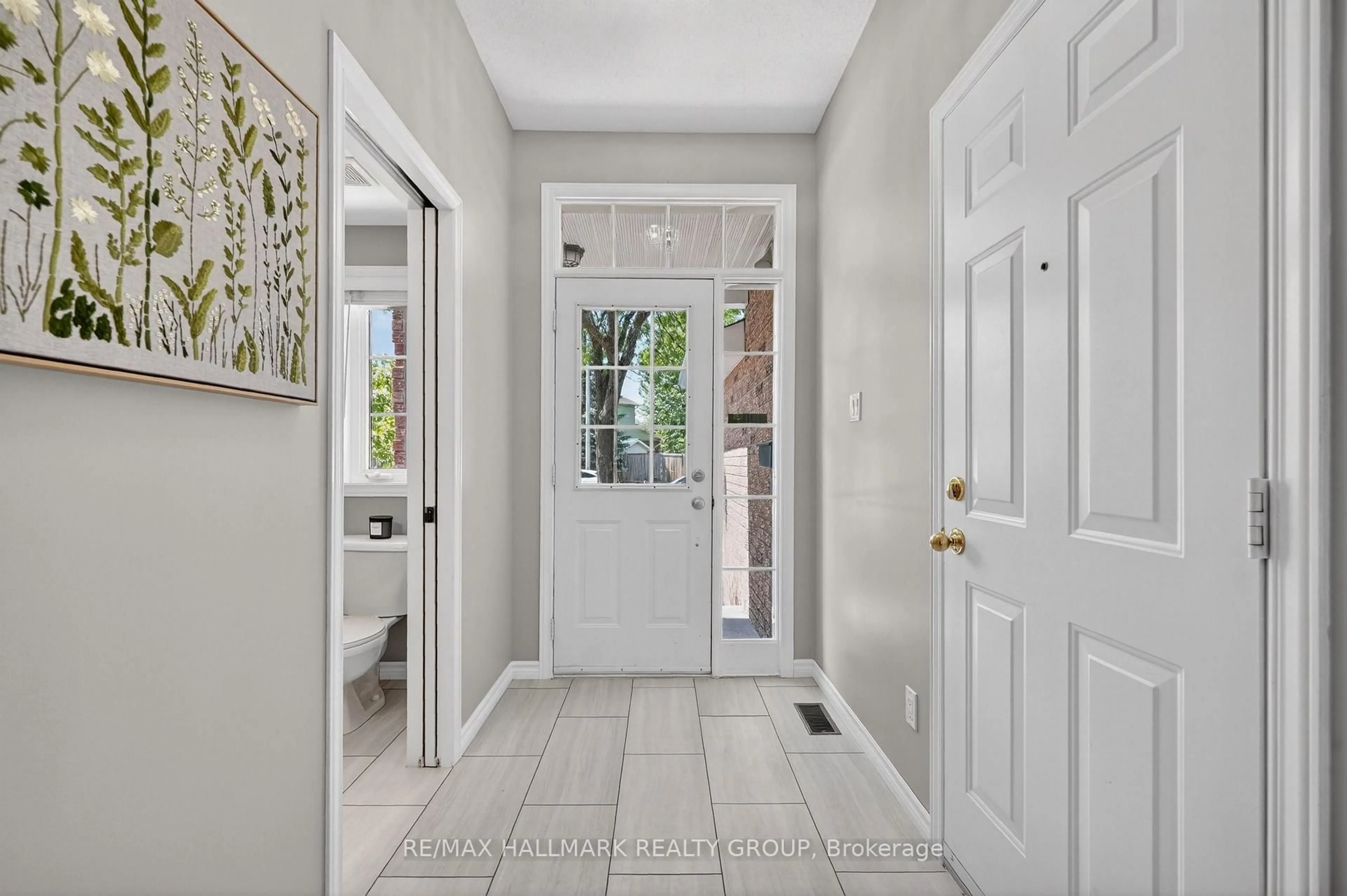 Indoor entryway for 968 Lucille Way, Ottawa Ontario K4A 4J2
