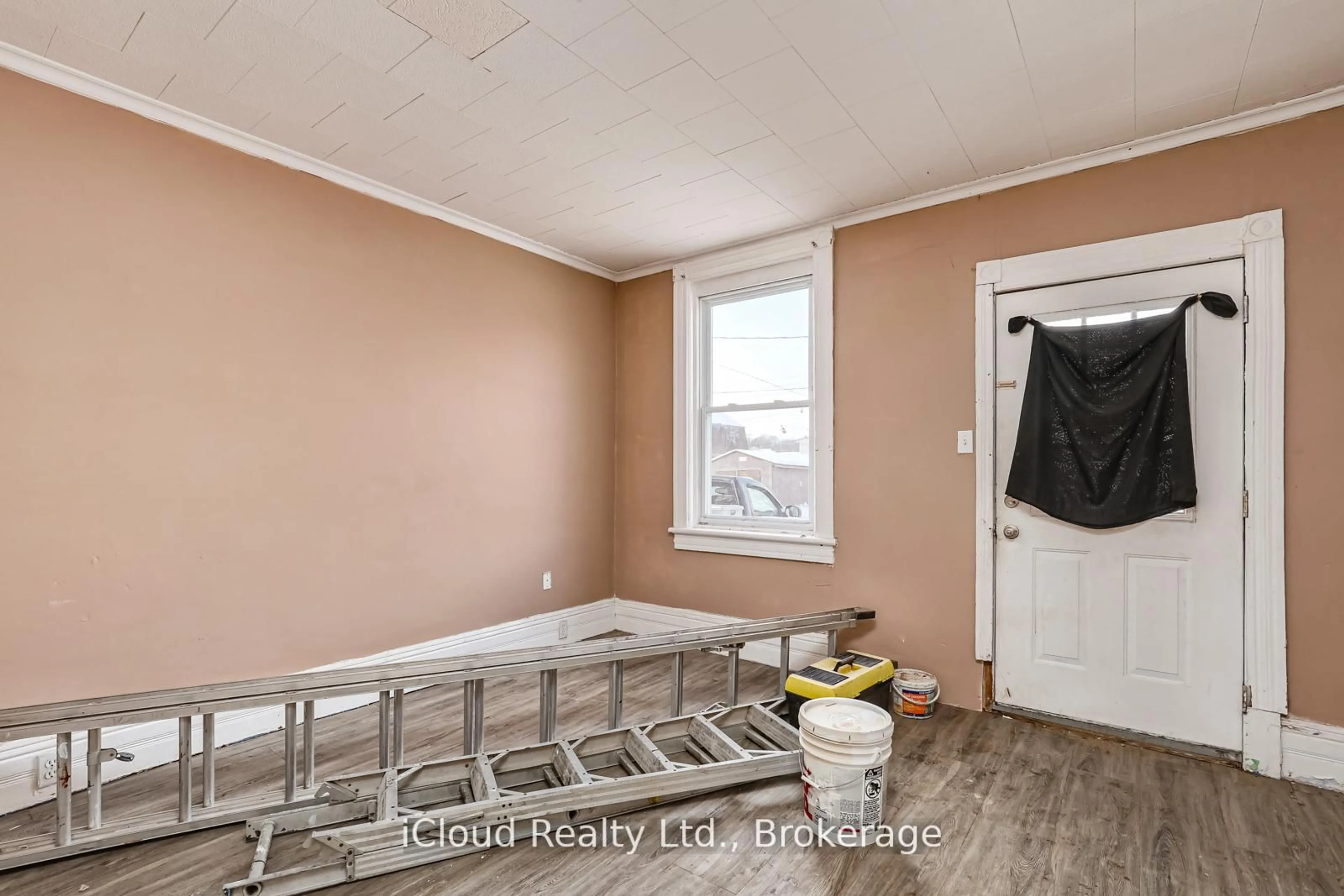 A pic of a room for 1083 3rd A Ave, Owen Sound Ontario N4K 2L1