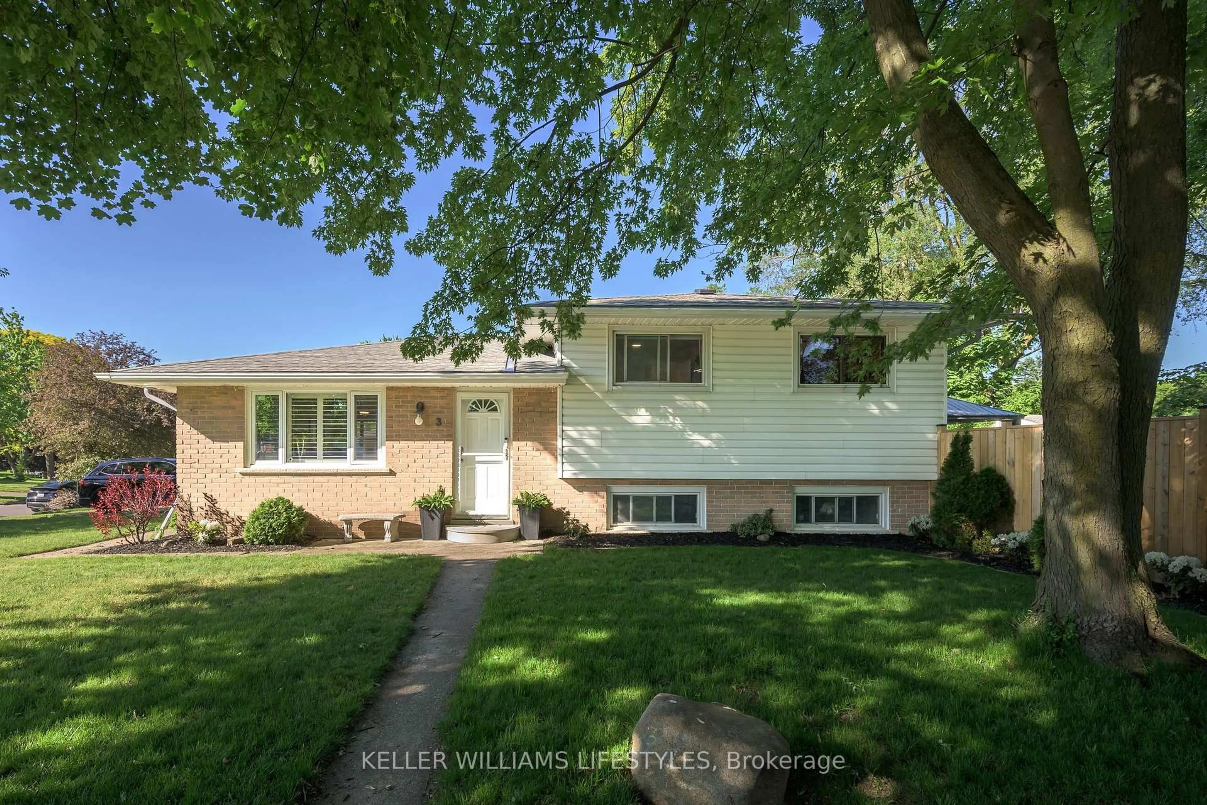 Home with vinyl exterior material, street for 3 Baffin Pl, London East Ontario N5V 1E8