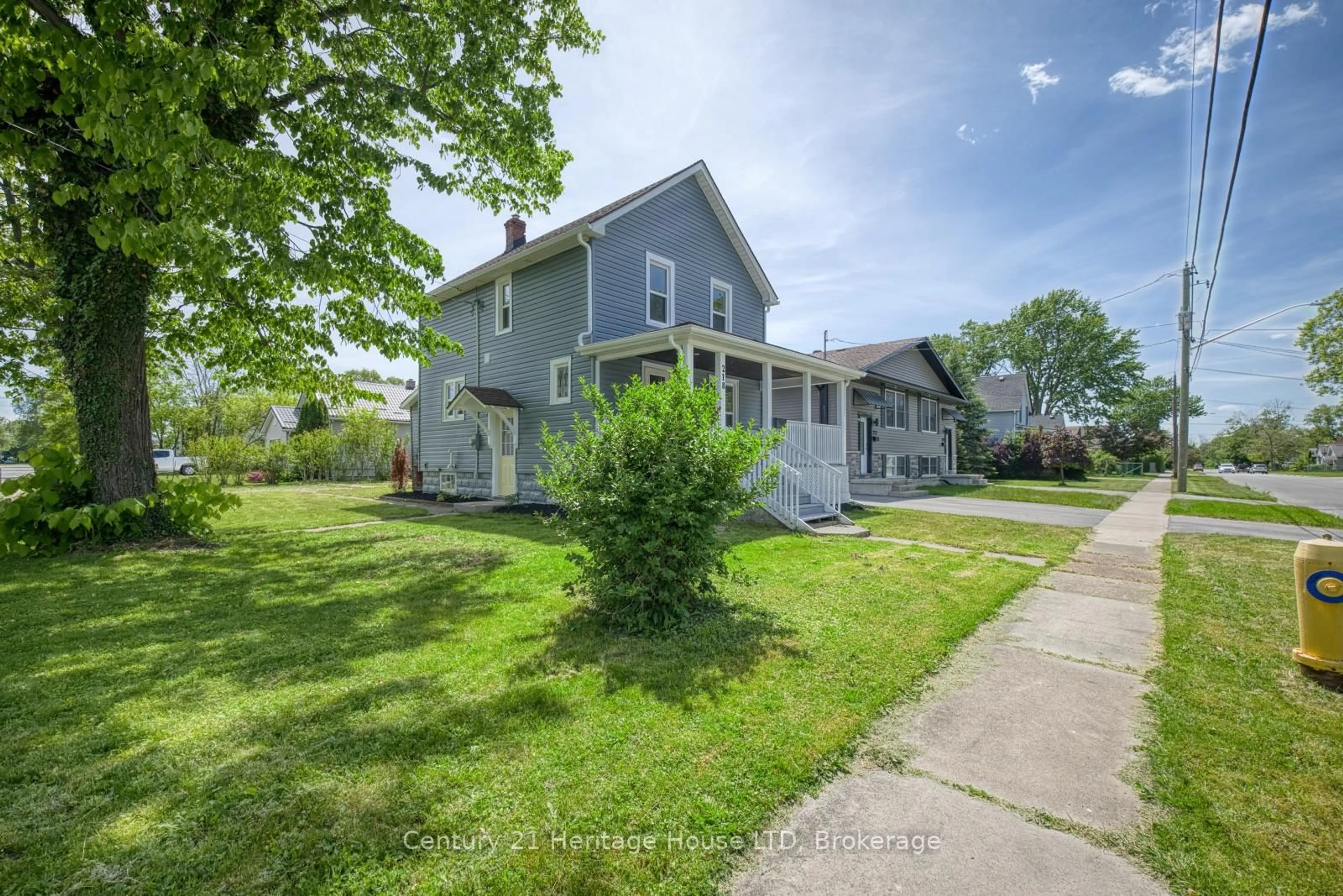 A pic from outside/outdoor area/front of a property/back of a property/a pic from drone, street for 218 Henrietta St, Fort Erie Ontario L2A 2K5