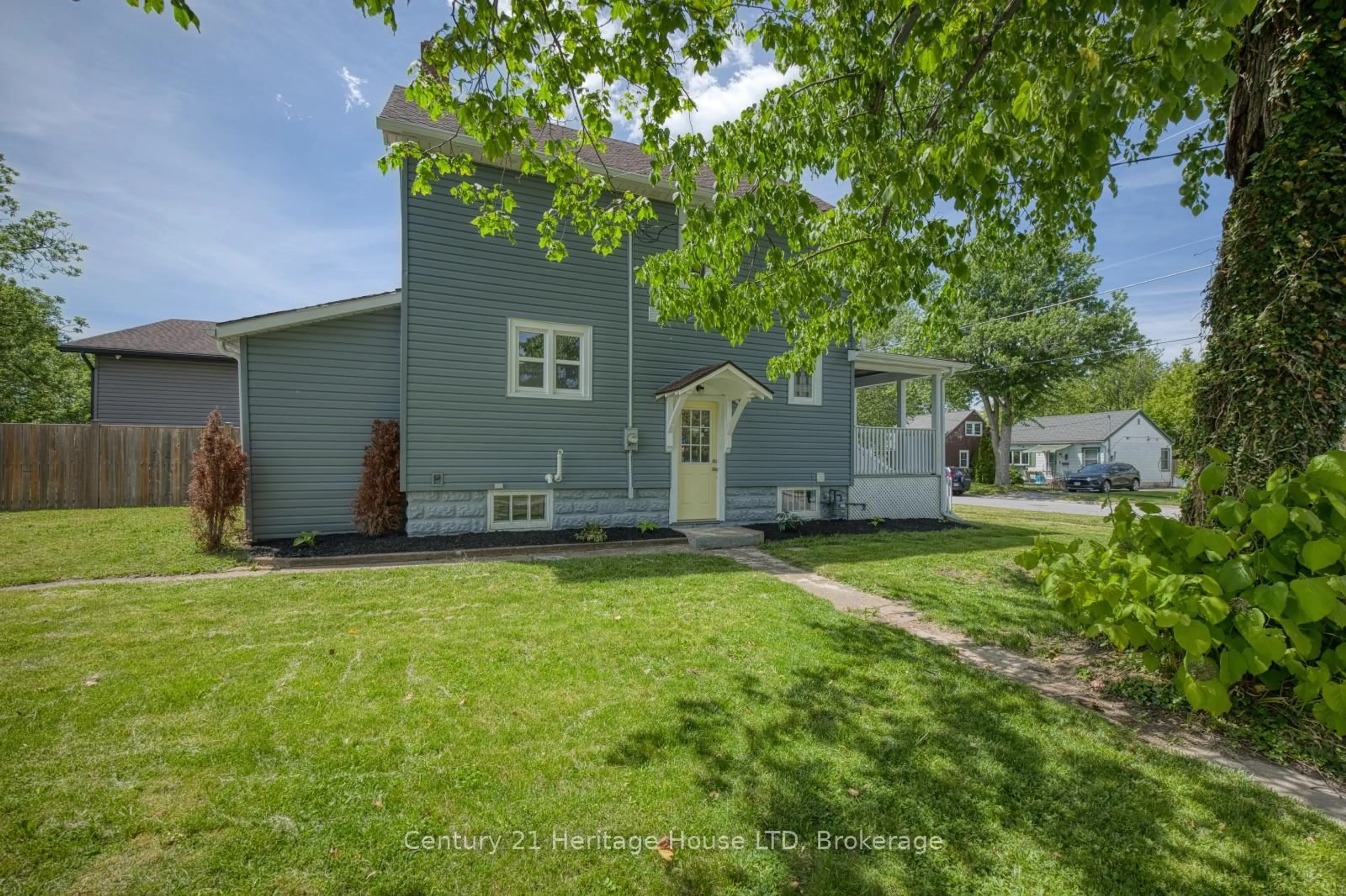 Home with vinyl exterior material, street for 218 Henrietta St, Fort Erie Ontario L2A 2K5