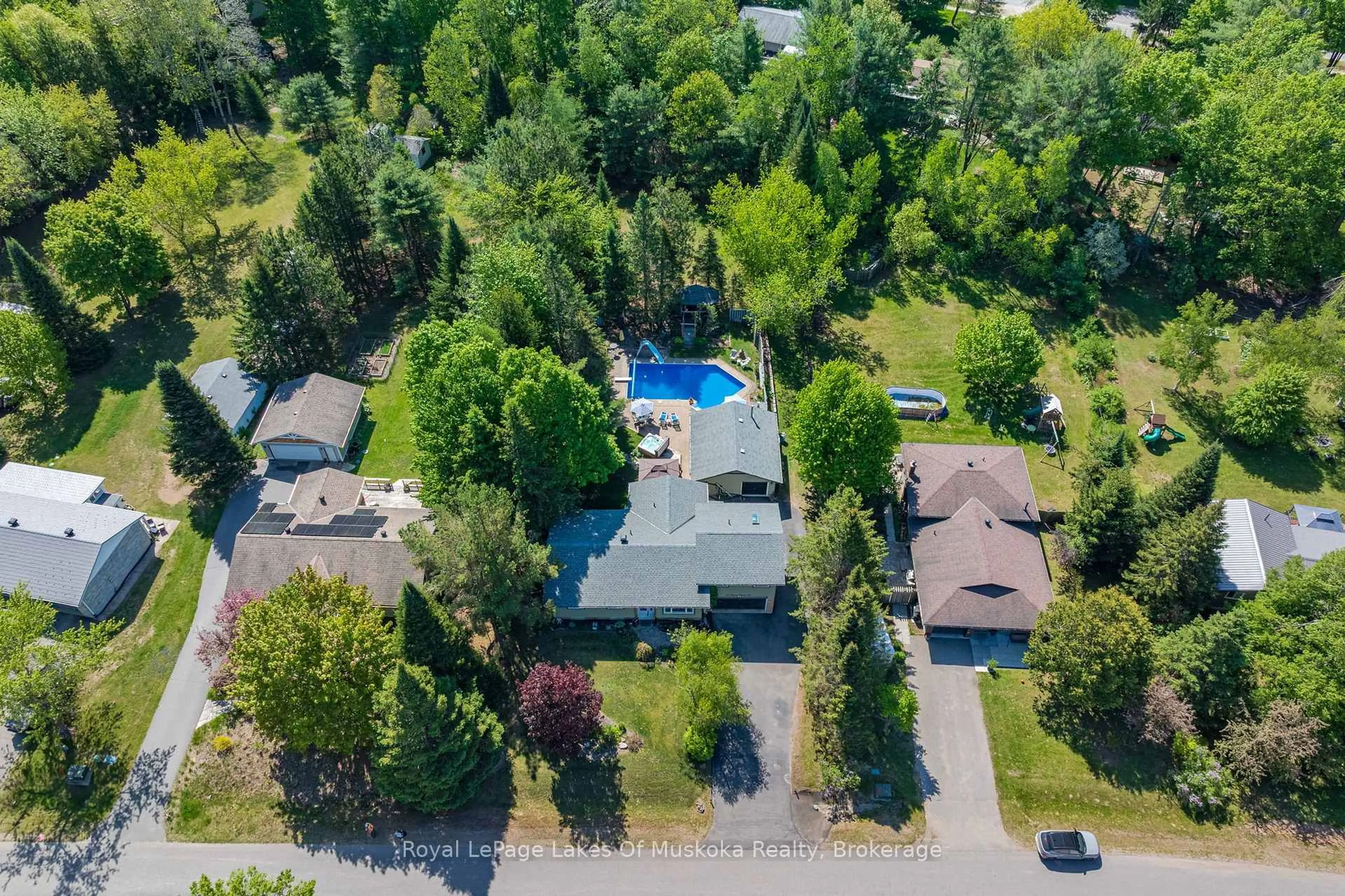 A pic from outside/outdoor area/front of a property/back of a property/a pic from drone, unknown for 46 Meadow Heights Dr, Bracebridge Ontario P1L 1A2