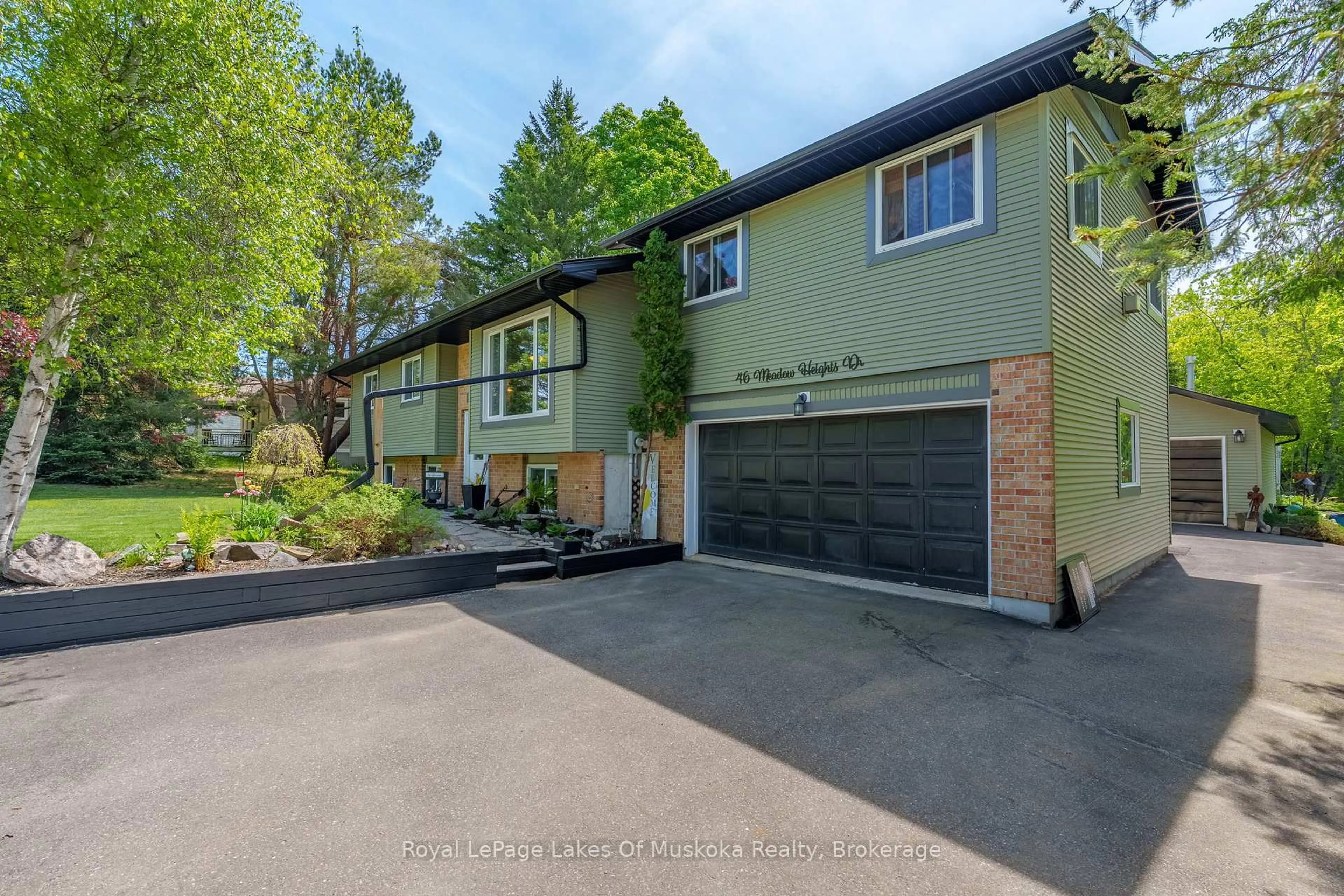 A pic from outside/outdoor area/front of a property/back of a property/a pic from drone, street for 46 Meadow Heights Dr, Bracebridge Ontario P1L 1A2