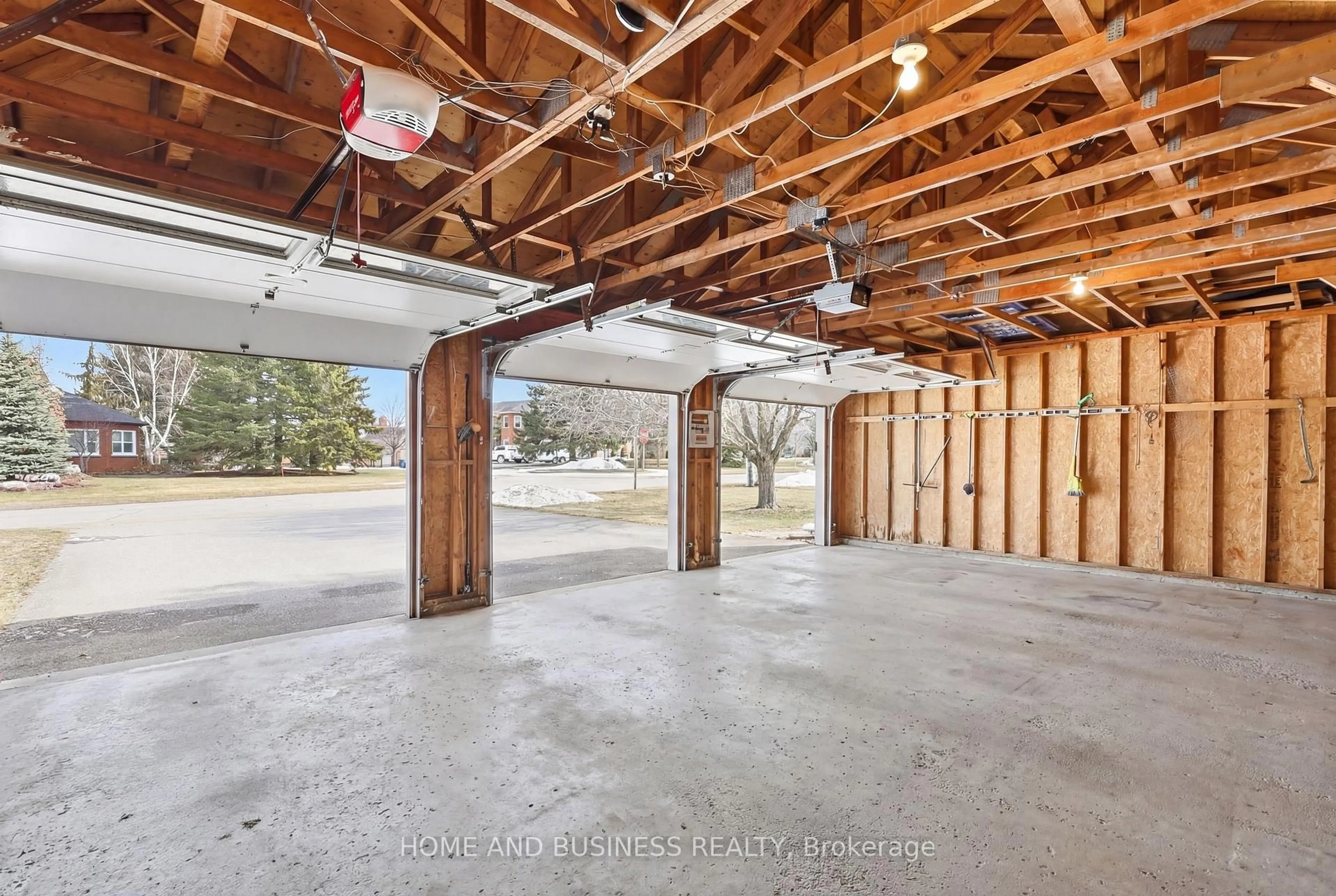 Indoor garage for 1 Bayberry Rd, Mono Ontario L9W 6G5