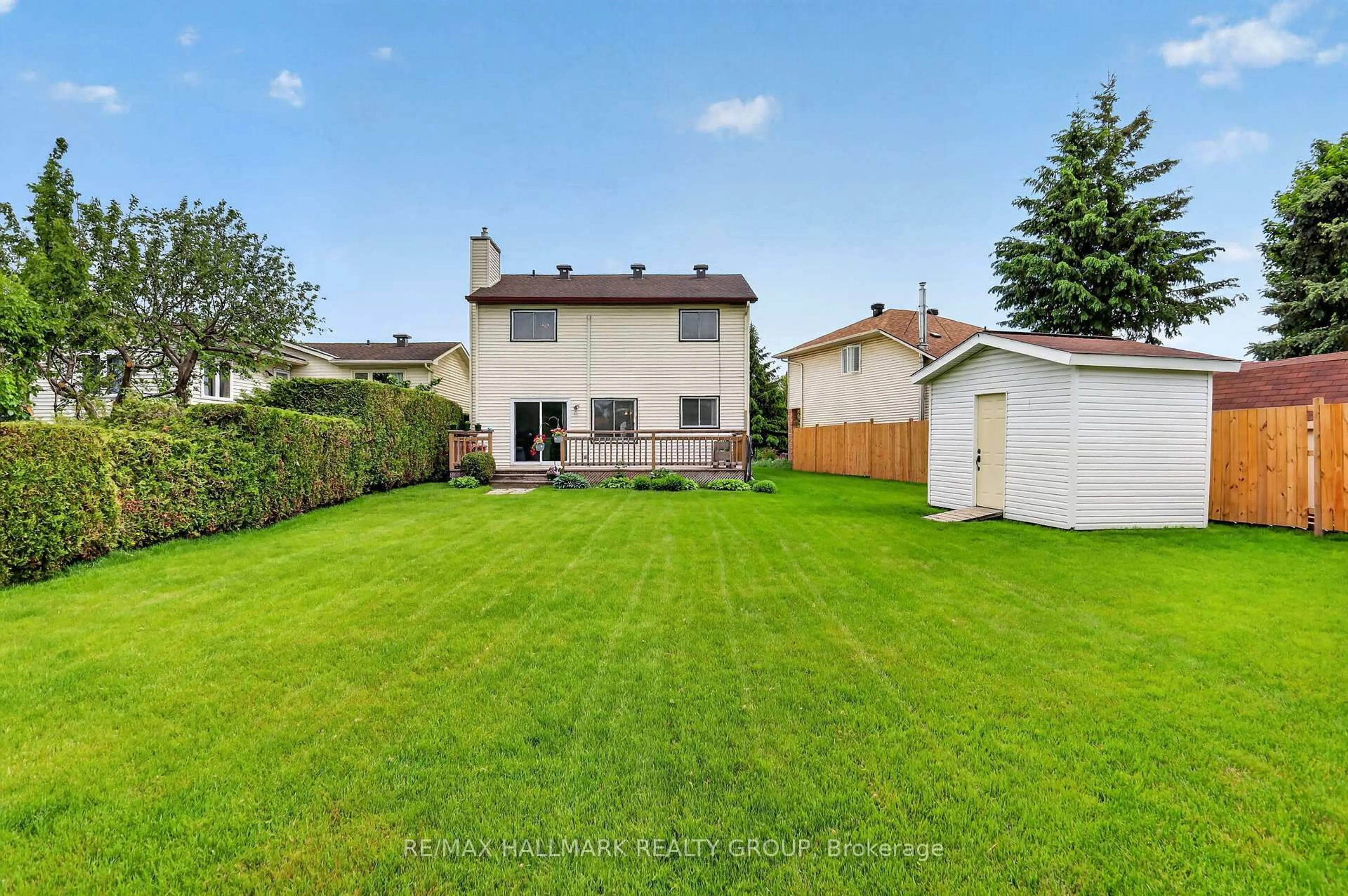 A pic from outside/outdoor area/front of a property/back of a property/a pic from drone, street for 1463 Kamouraska Circ, Ottawa Ontario K1C 3J1