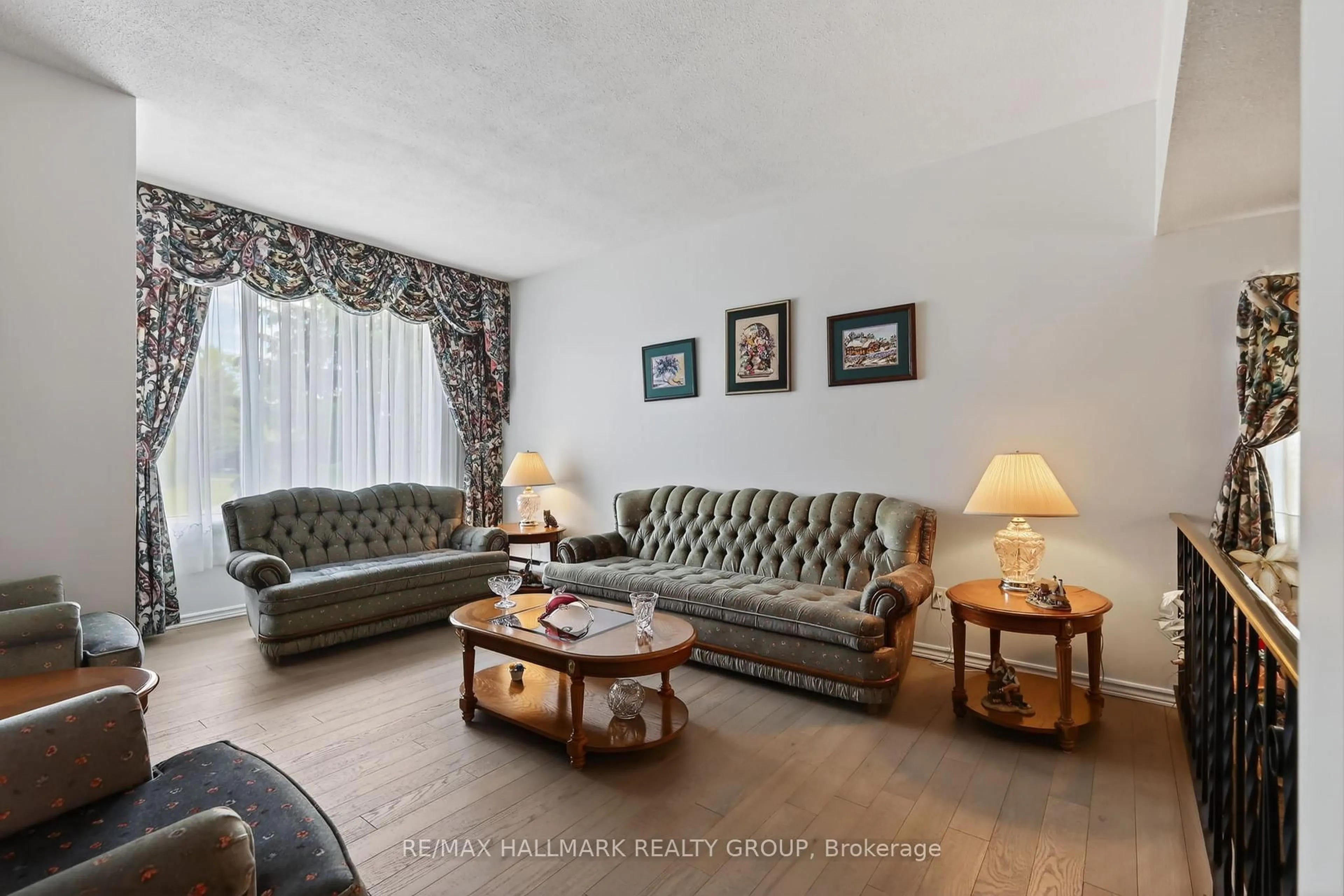 Living room with furniture, unknown for 1463 Kamouraska Circ, Ottawa Ontario K1C 3J1