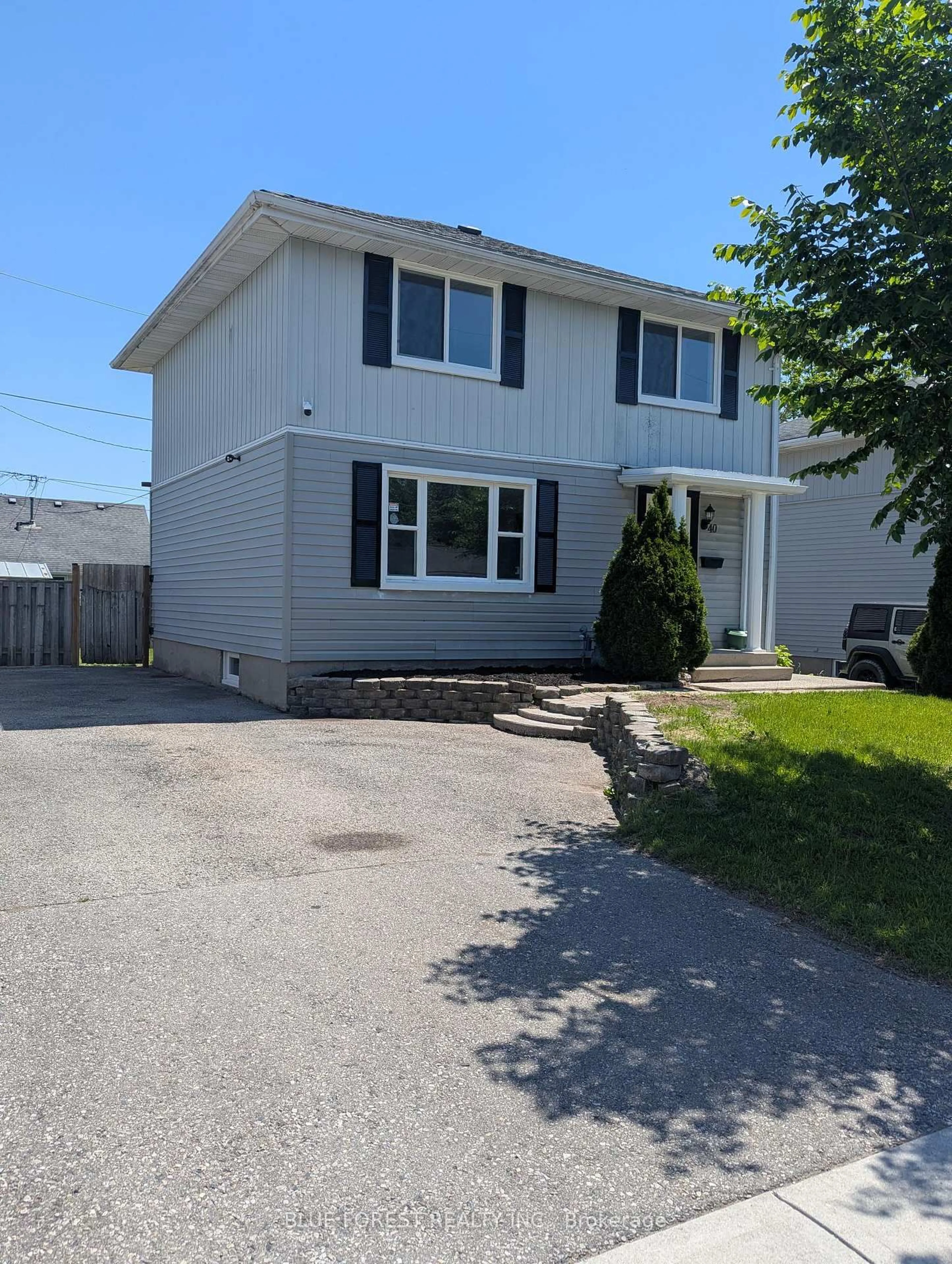 Home with vinyl exterior material, street for 40 Wistow St, London East Ontario N5Y 1E1