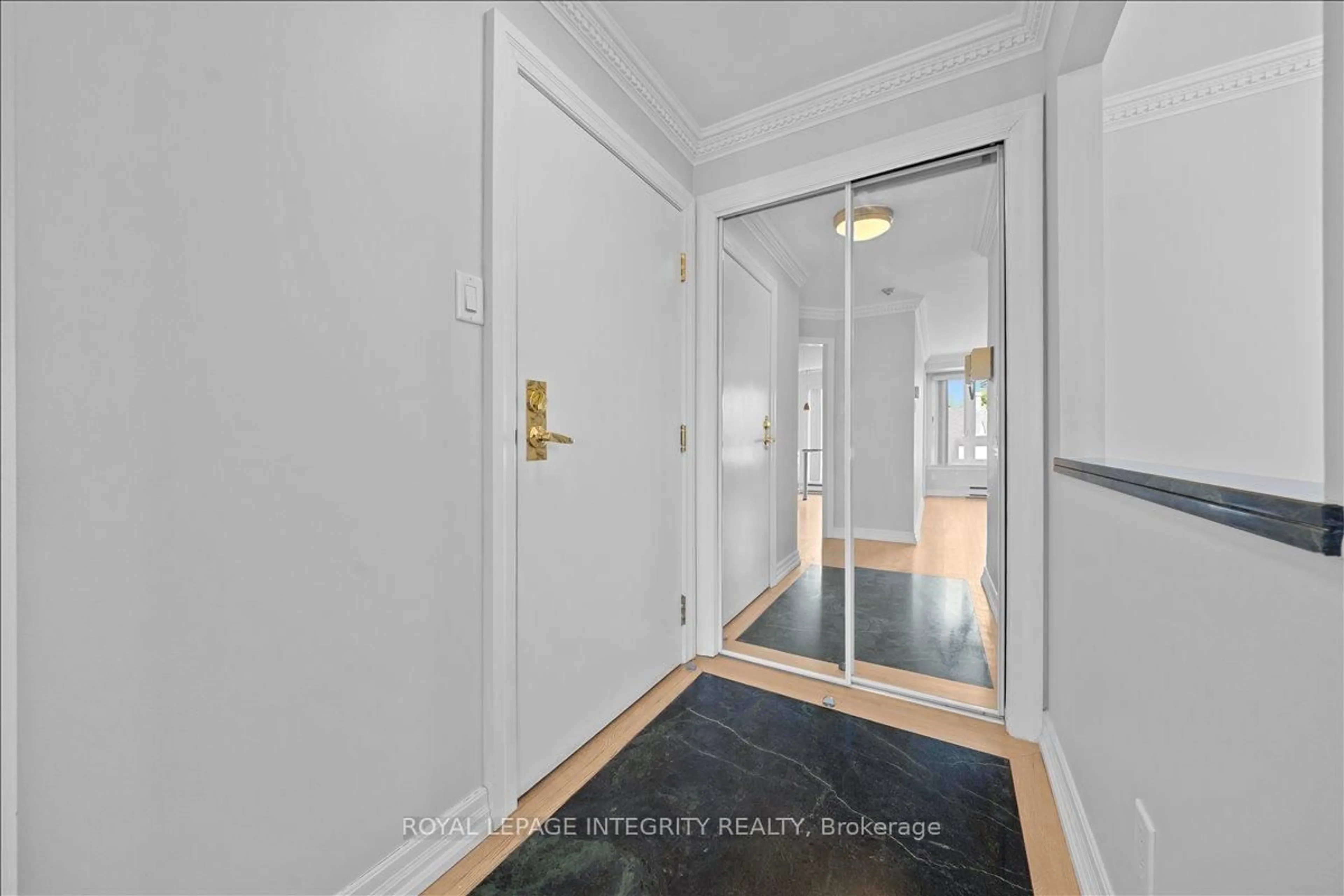 Indoor entryway for 939 North River Rd #PH5, Ottawa Ontario K1K 3V2