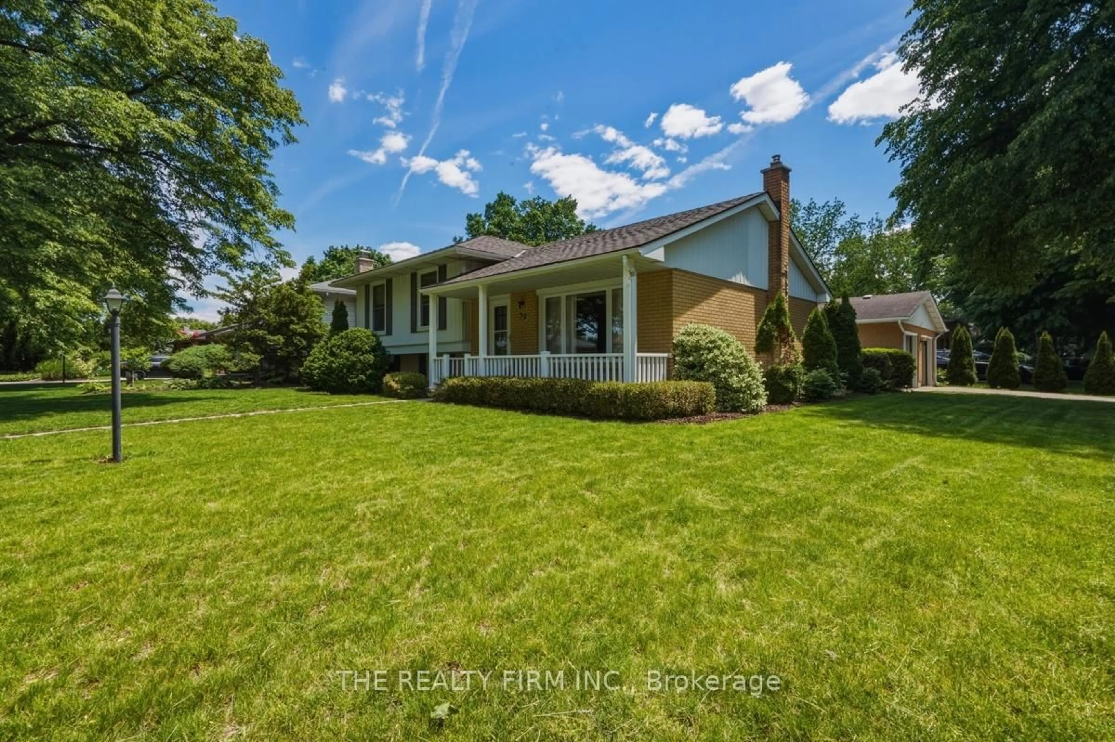 A pic from outside/outdoor area/front of a property/back of a property/a pic from drone, unknown for 52 Maxwell Cres, London North Ontario N5X 1Z1