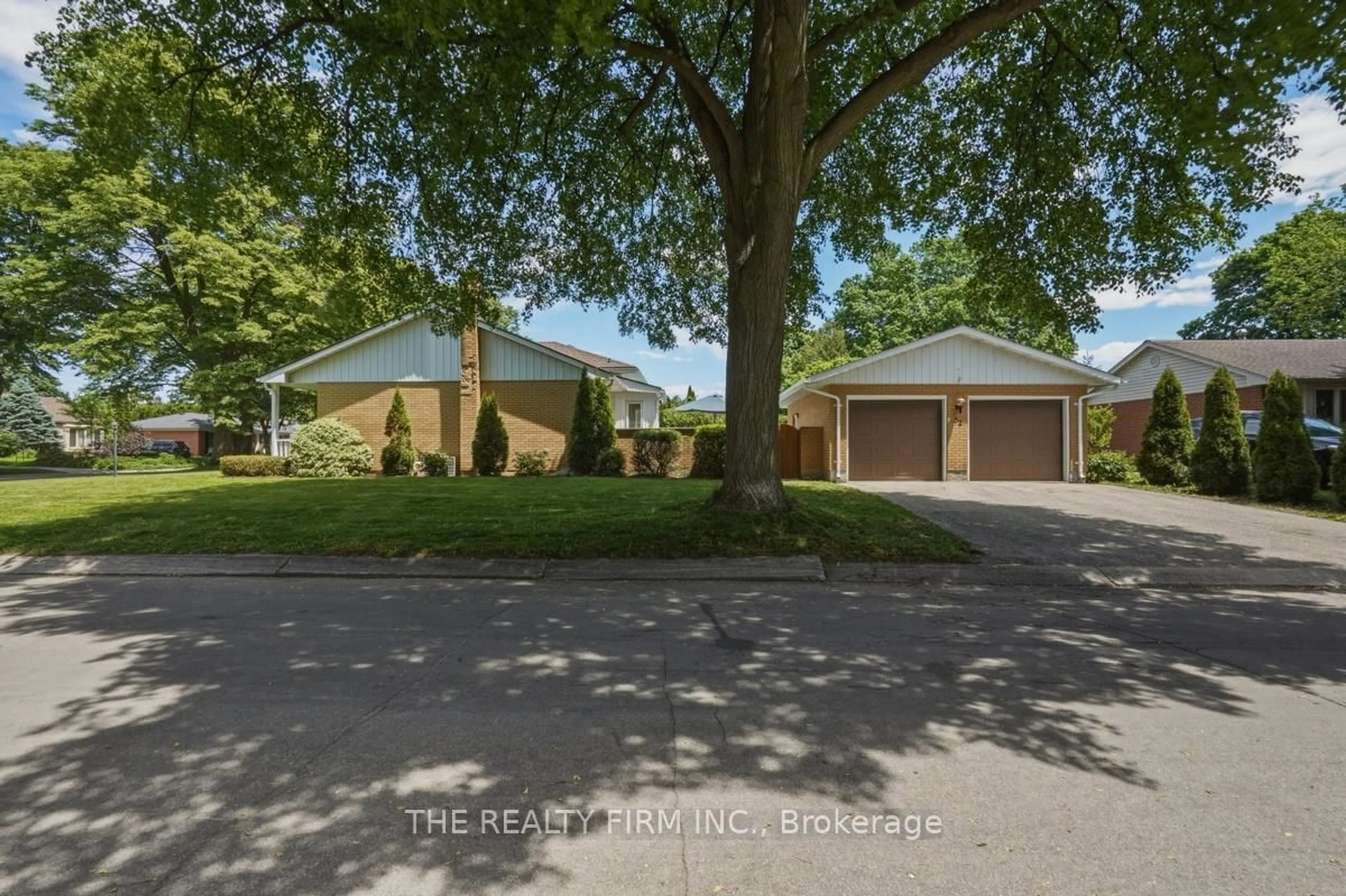 A pic from outside/outdoor area/front of a property/back of a property/a pic from drone, street for 52 Maxwell Cres, London North Ontario N5X 1Z1