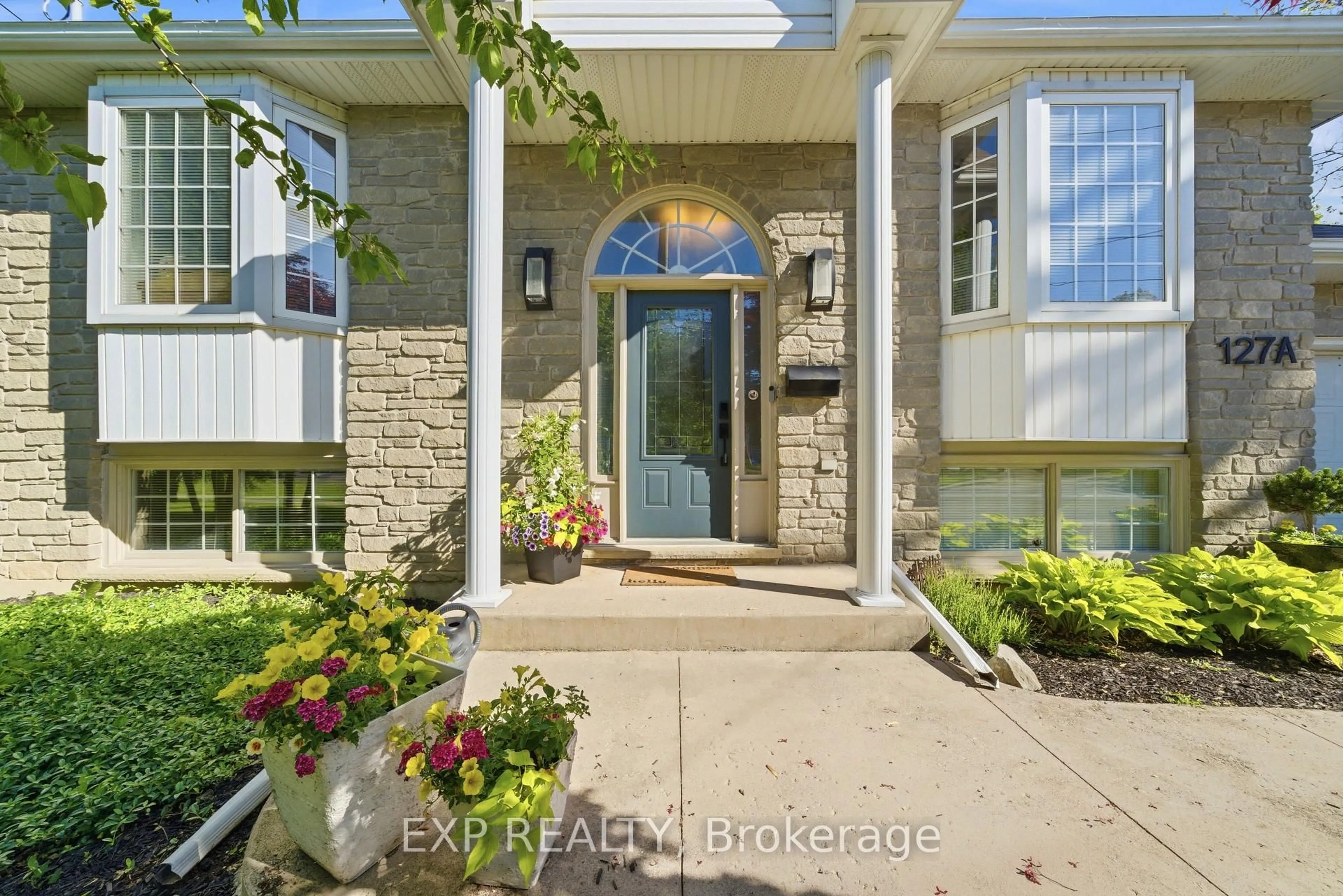 Indoor entryway for 127A Lakeshore Rd, St. Catharines Ontario L2N 2T8