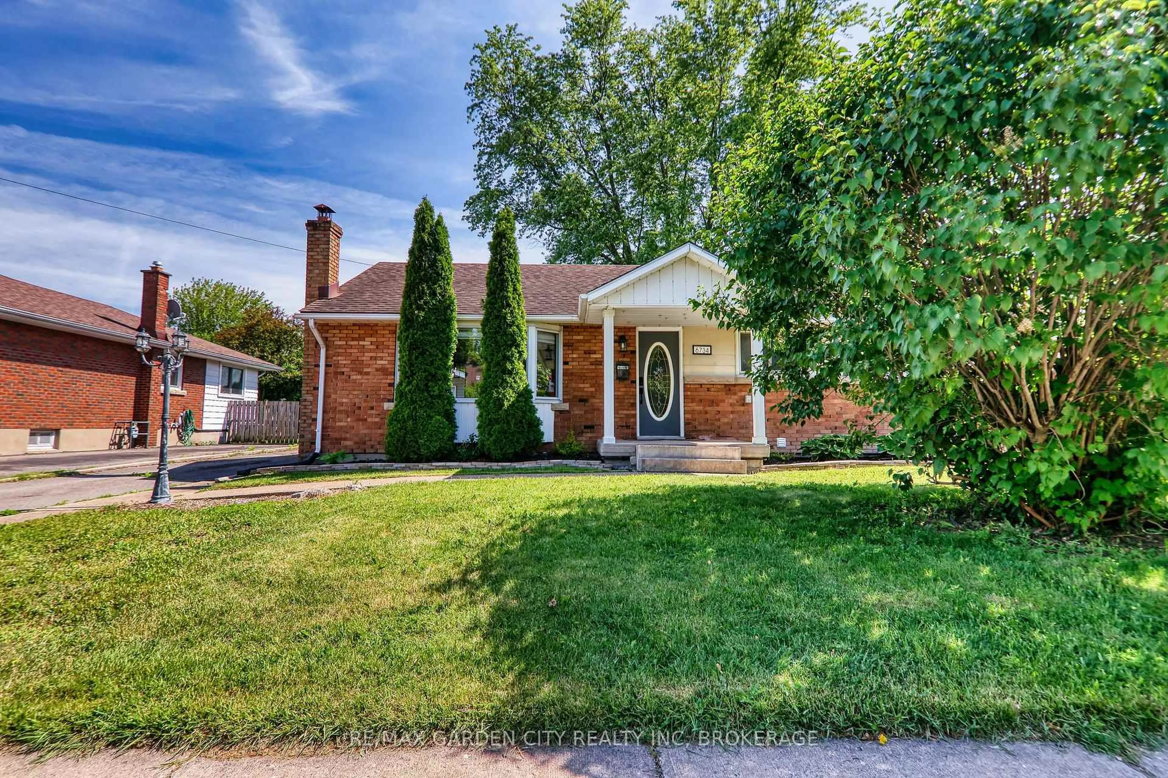 Home with brick exterior material, street for 6734 O'Neil St, Niagara Falls Ontario L2J 1N2
