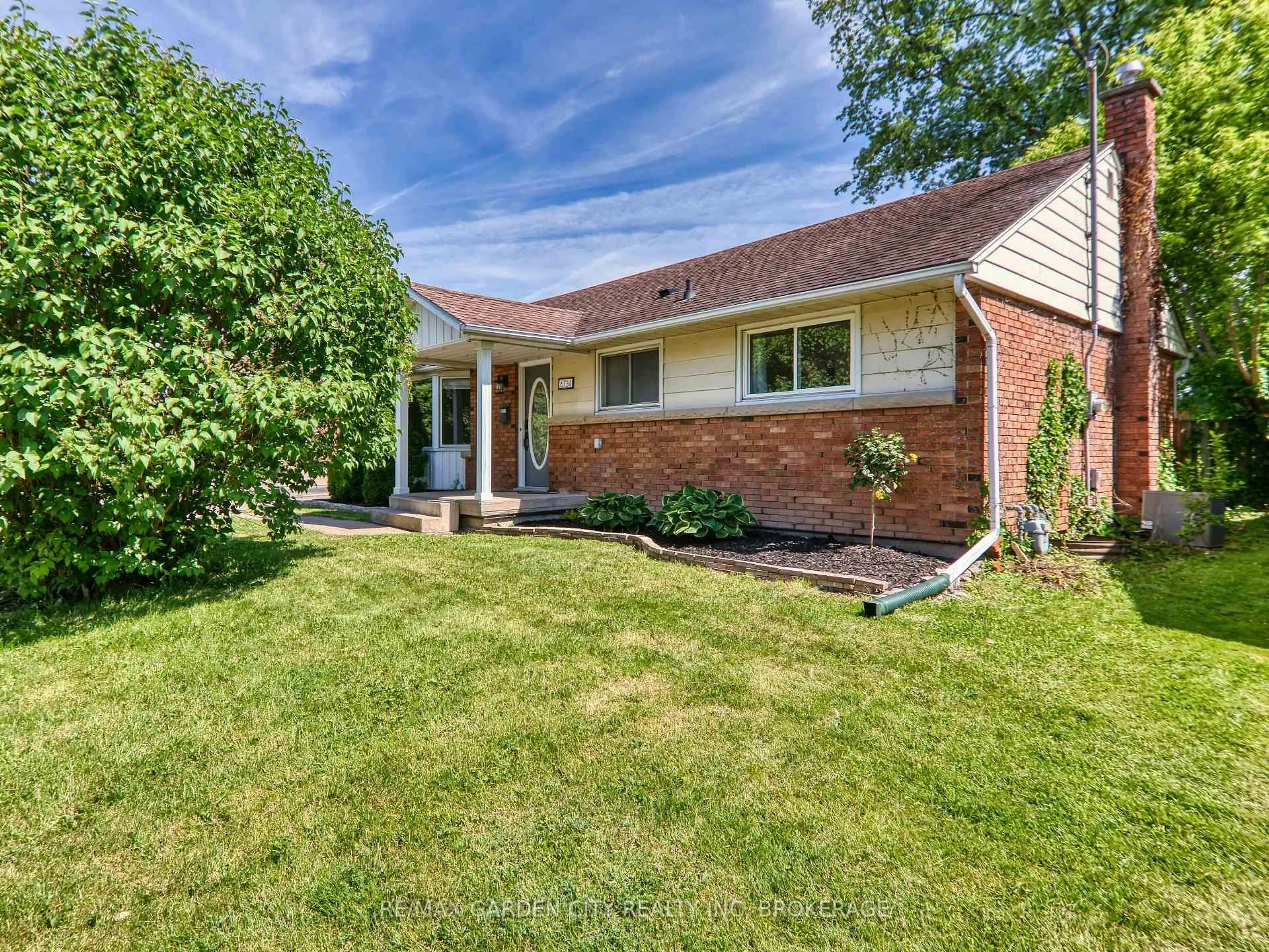 Home with brick exterior material, street for 6734 O'Neil St, Niagara Falls Ontario L2J 1N2